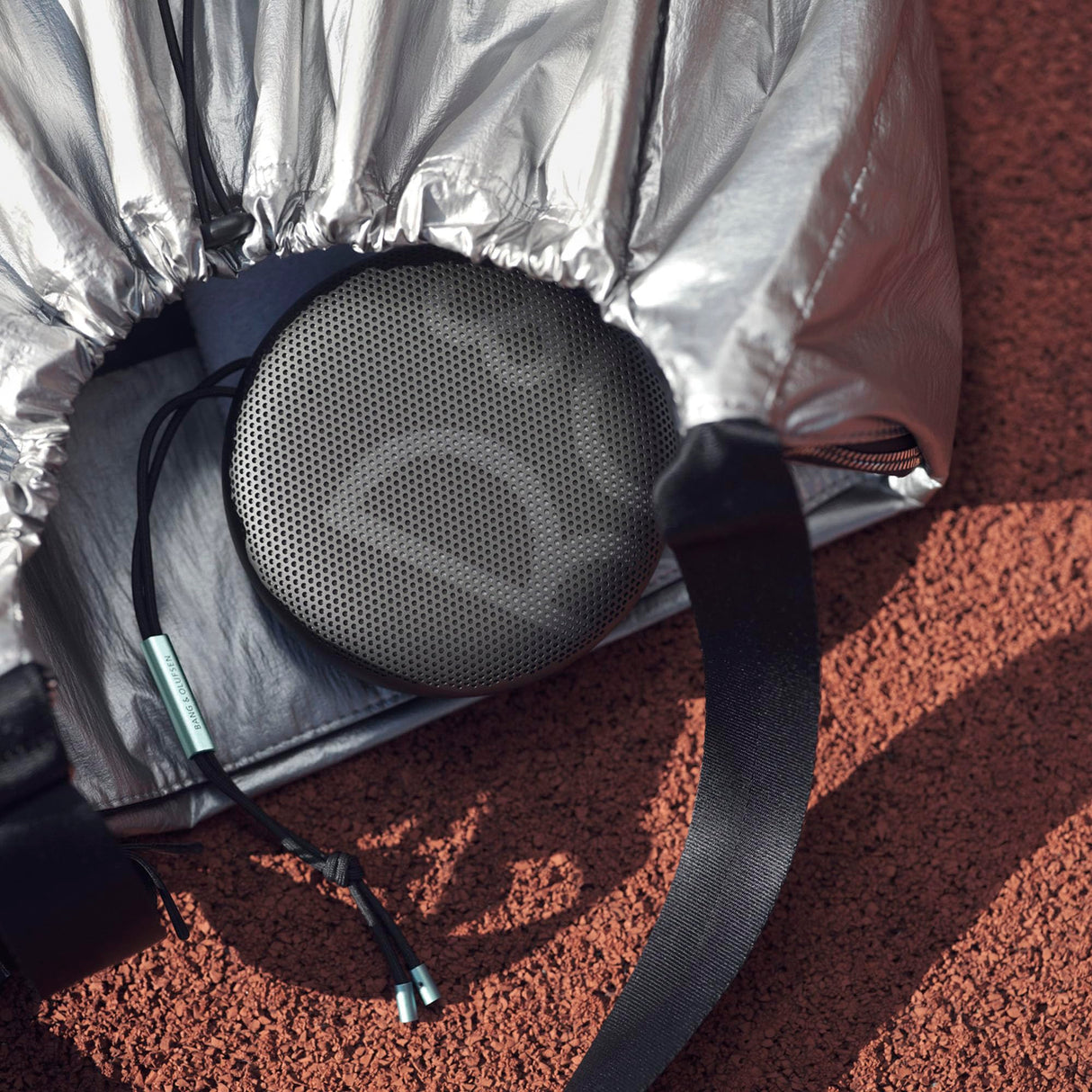 Bang & Olufsen Beosound A1 (2.ª Gen) Altavoz Bluetooth Inalámbrico Portátil Resistente al Agua y al Polvo con Sonido de 360 Grados, Alexa y Speakerphone, hasta 18 Horas de Batería - Oxygen