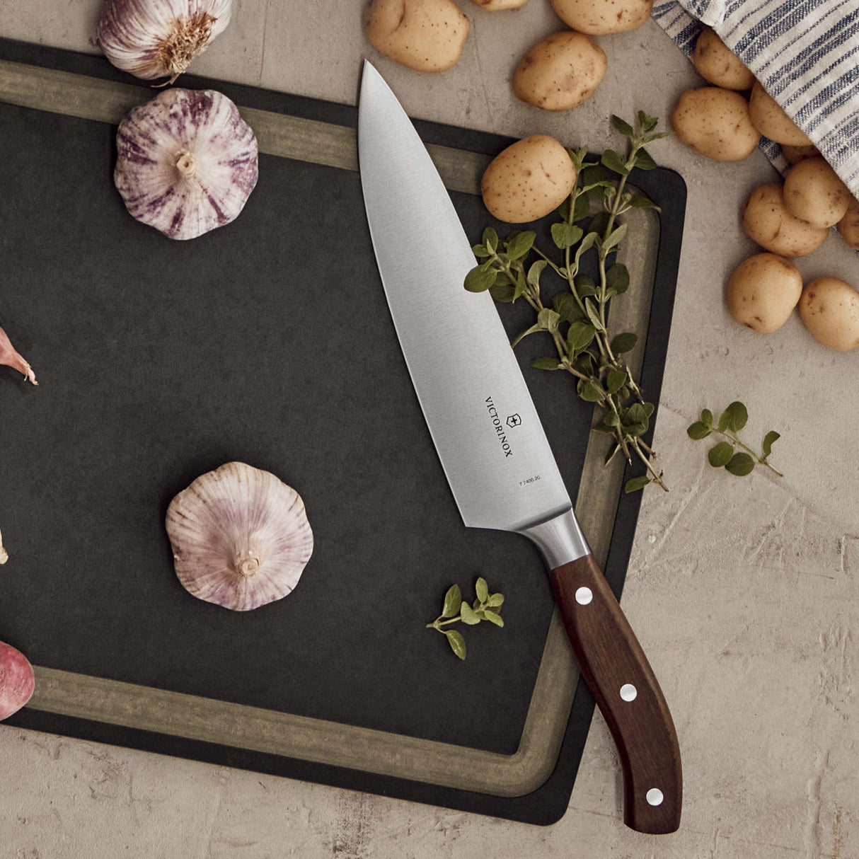 Victorinox Grand Maître, Cuchillo profesional para trinchar, Hoja extra afilada, afilado recto, 20 cm, Elegante mango de madera, Acero inoxidable, Marrón