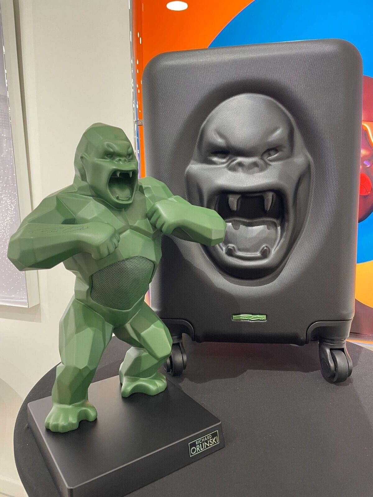 ORLINSKI Altavoz Bluetooth Kong Kaki Mat, 2 Altavoces de 8W, Cargador Inalámbrico, Estuche de Viaje + Casco de coleccionista de Plata