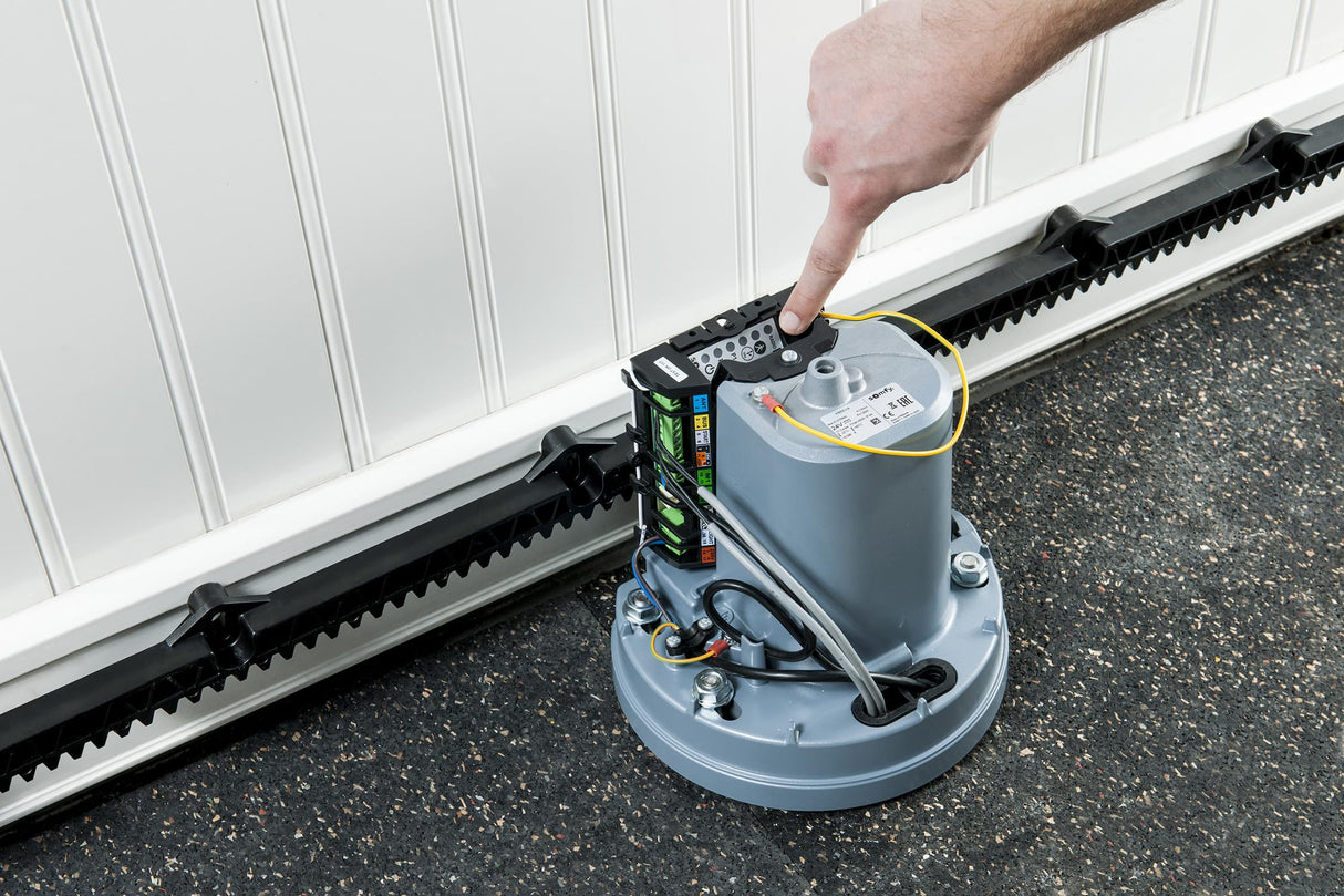 Somfy 1240631 - Freevia Line, Motor Para Cancela Corredera, Para Puertas De Hasta 7M Y 500Kg, Incliye 2 Mandos A Distancia Para Garaje