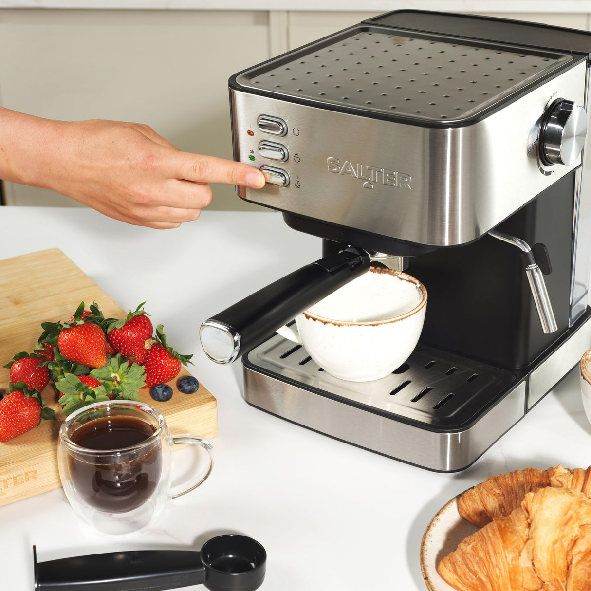 Salter - Máquina de café expreso manual con espumador de leche, compatible con café molido, bomba de presión italiana de 15 barras, tanque de agua desmontable de 1,6 l, incluye cuchara medidora,
