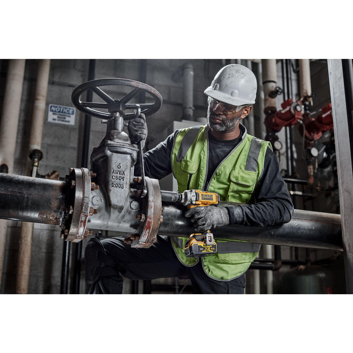 DeWalt DCF891N-XJ, Llave de impacto a batería XR 18V, Par de apriete 813 nm, Incluye gancho de correa metálica, Sin batería/cargador
