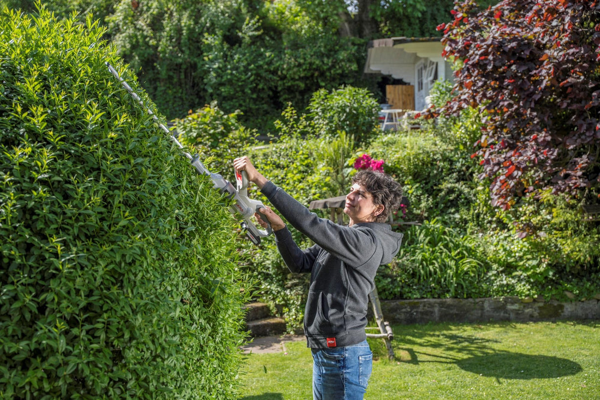 IKRA Tijeras Cortasetos 2 en 1 ICPH 2050 con pértiga telescópica para setos Altos, Incl. 2 baterías de 20 V, estación de Carga rápida y Cinta de Hombro
