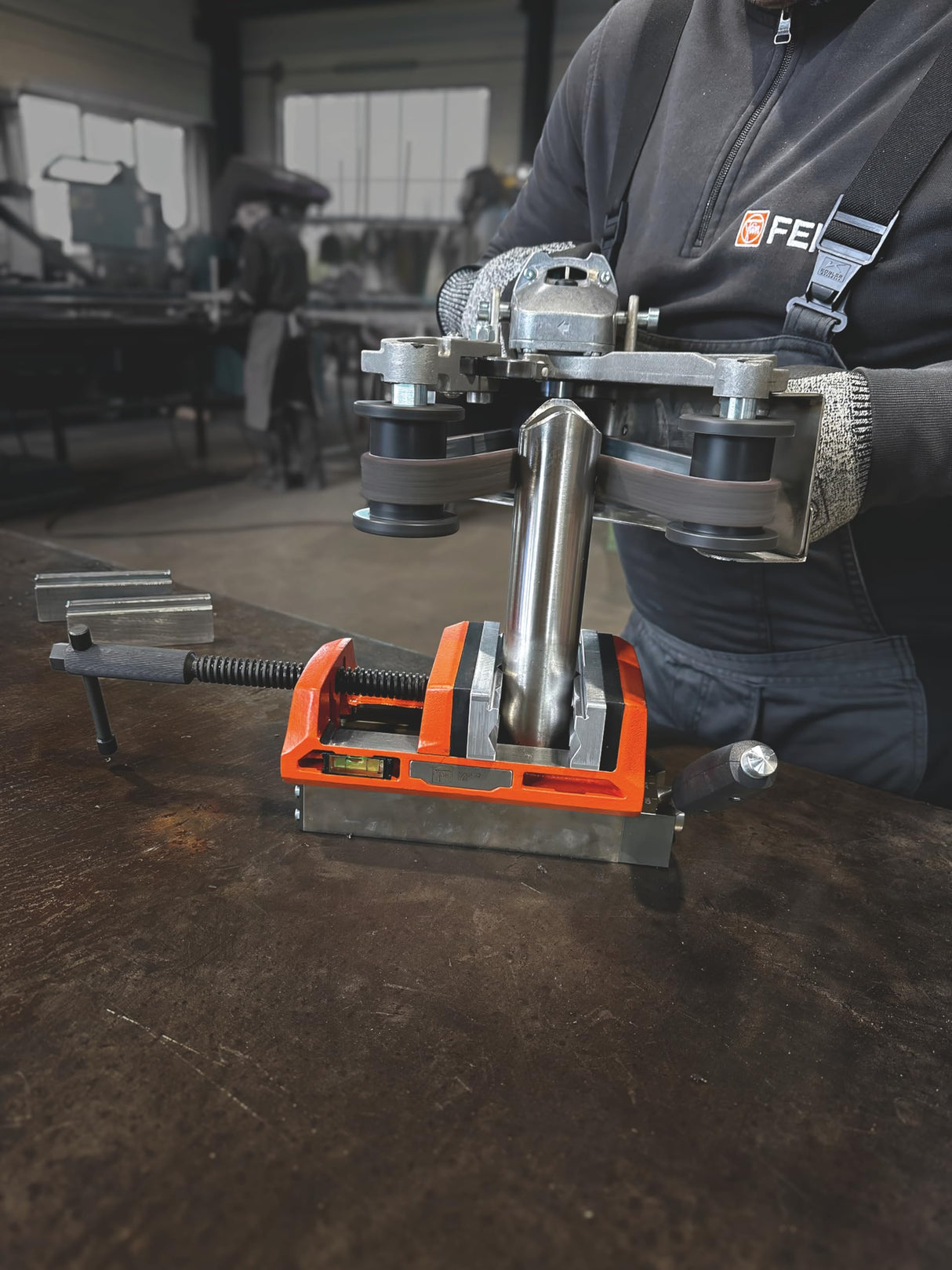 FEIN Lijadora de cinta BF 10-280E para esquinas y cantos en el tratamiento de acero inoxidable, Velocidad en vacío 10 000-28 000 1/min., Cinta 520 x 3/6/20 mm. Velocidad de cinta 12-32 mt/sec