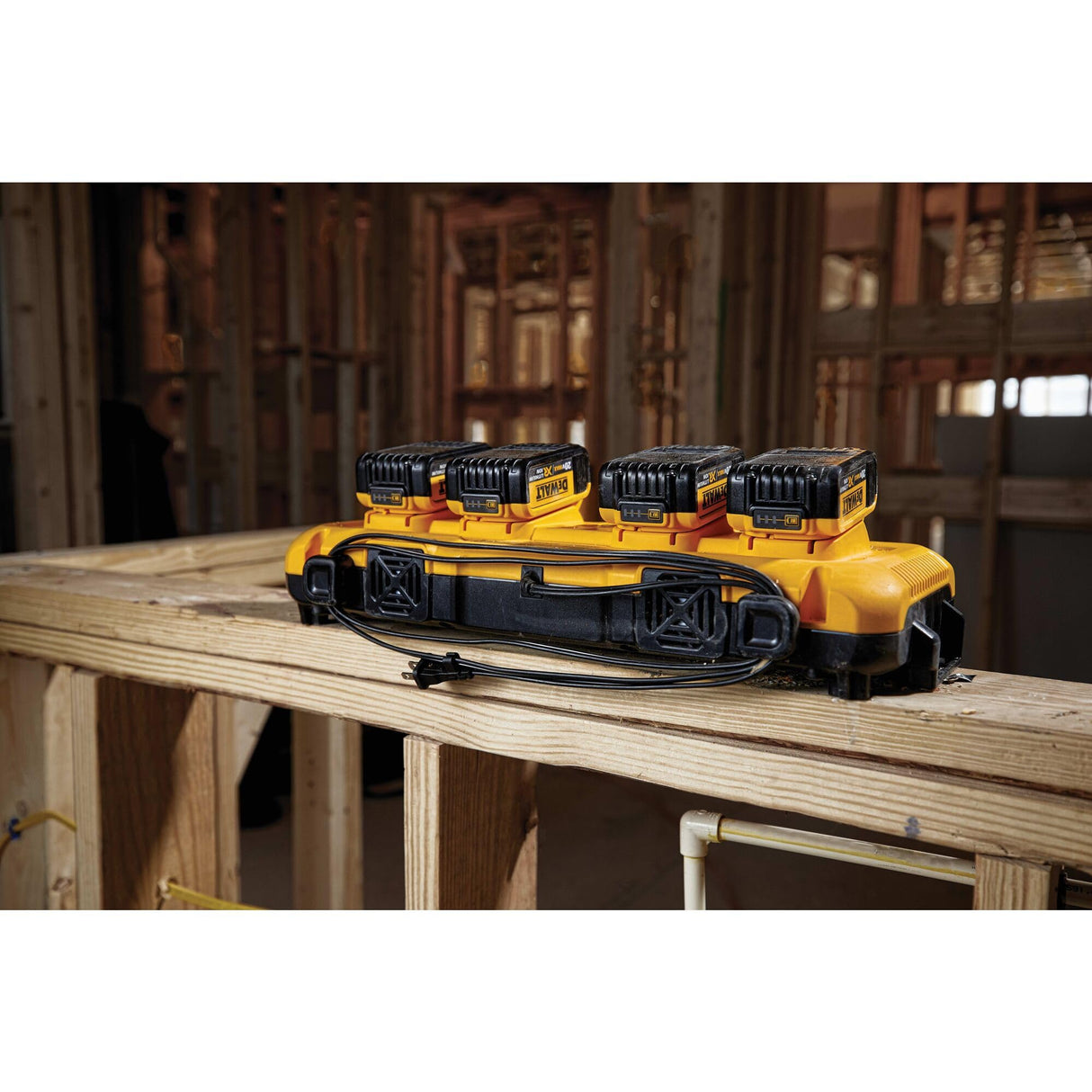 DEWALT DCB104-QW - Cargador rápido de cuatro sistemas, 18V incluyendo baterías XR Flexvolt, carga simultánea de 4 baterías, con indicador LED.