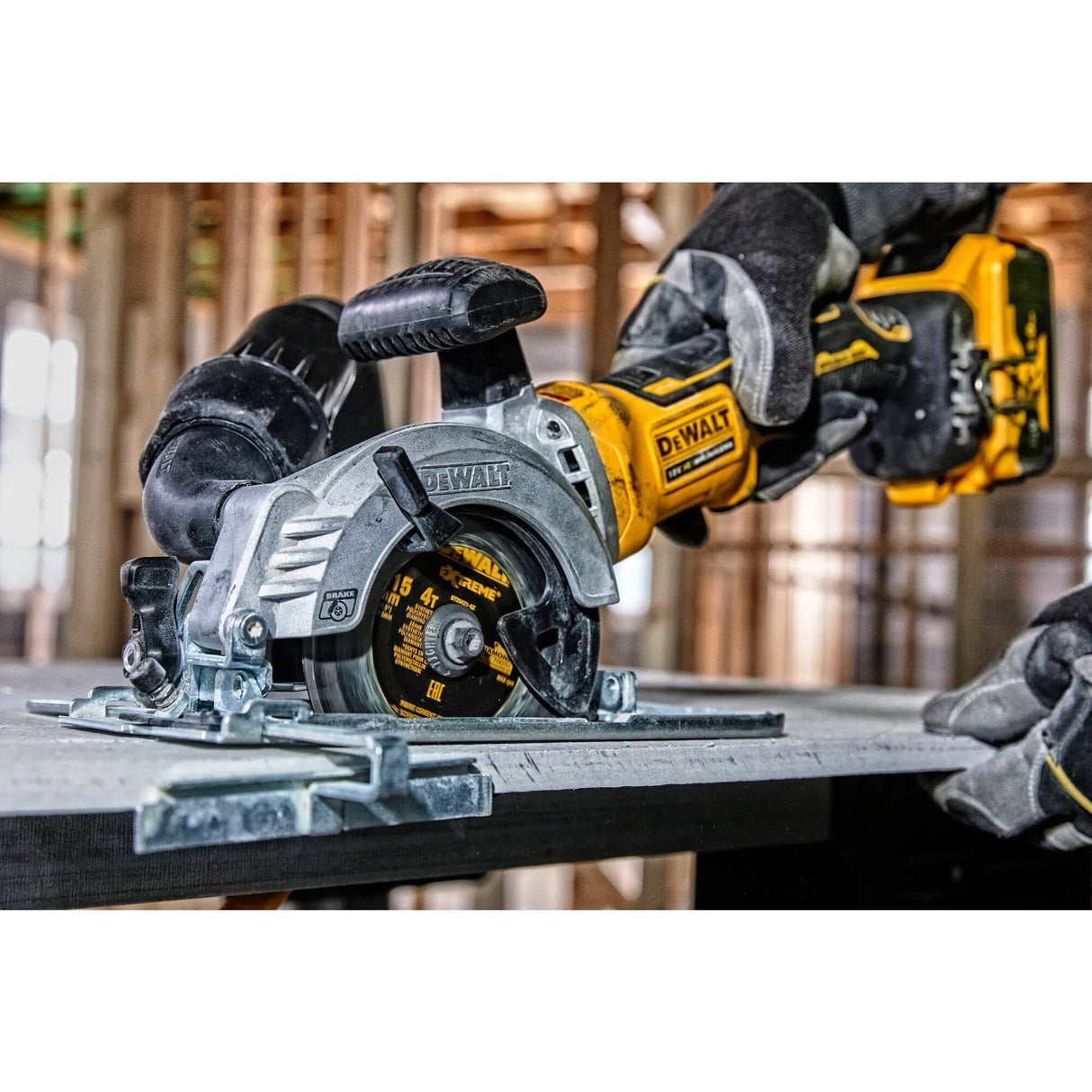 DEWALT DCS571N-XJ - Sierra Circular de Mano sin Escobillas XR 18V, Diámetro de hoja 115mm, Hoja de sierra 24 dientes, Empuñadura Ergonómica, Freno Electrónico, Cambio Rápido de Cuchilla
