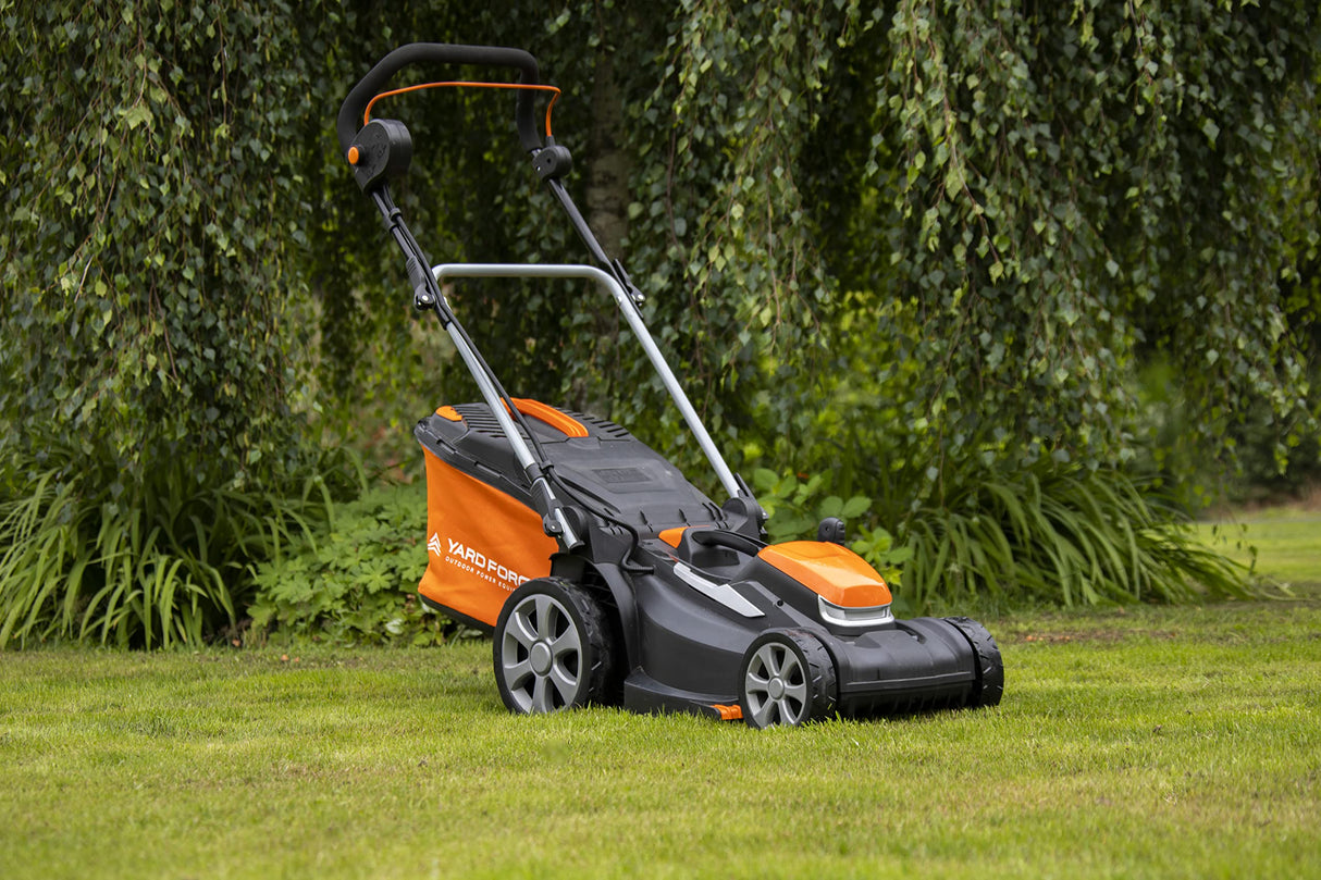 Yard Force - Potente cortacésped con batería de 20 V | 2 baterías de Iones de Litio de 2,5 Ah | 34 cm de Ancho de Corte | Tecnología de Carga rápida | Ajuste de Altura de Corte de 25-75 mm | Saco