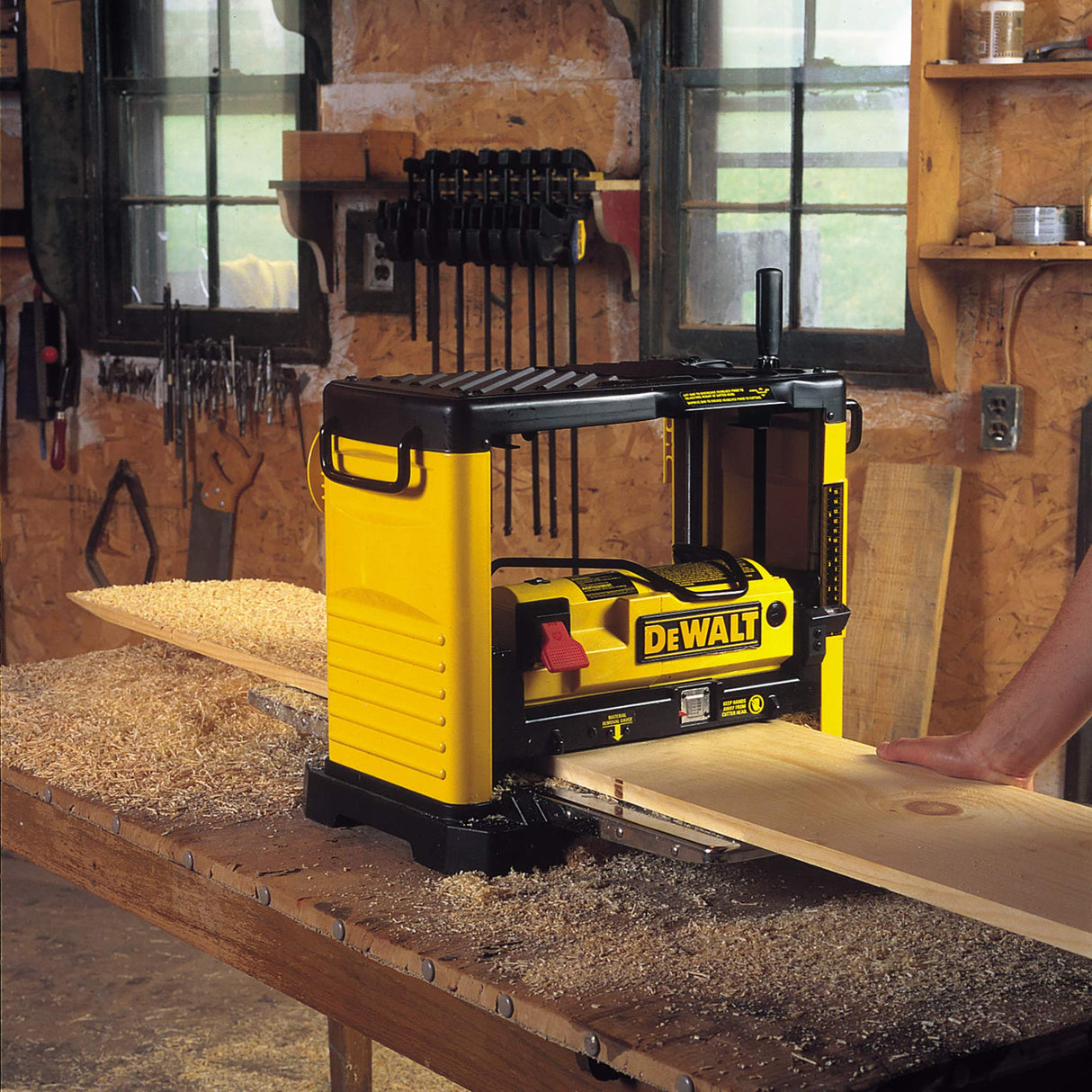 DEWALT DW733-QS - Cepillo de Regrueso Portátil 1.800W, 317mm, Velocidad en vacío de 10000 rpm, Mango ergonómico, Diseño Robusto, Mejor Capacidad de Cepillado