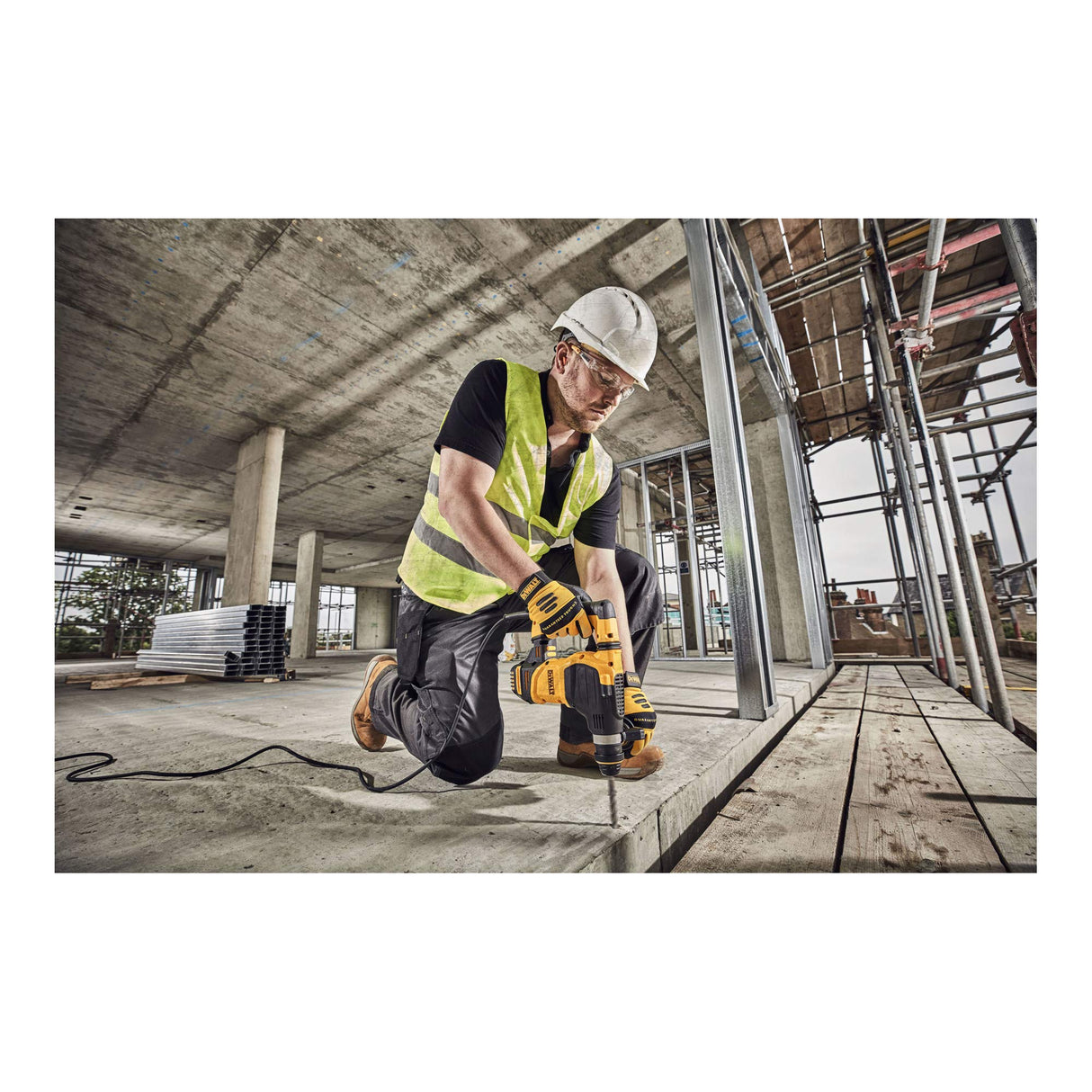 DEWALT D25333K-QS - Martillo Perforador SDS-Plus 30 mm, 950W, 3.5 J, 0-1,150 rpm, 0-4,300 IPM, Sistema de Control de Vibración, Incluye Maletín de Transporte, Empuñadura y Tope de Profundidad