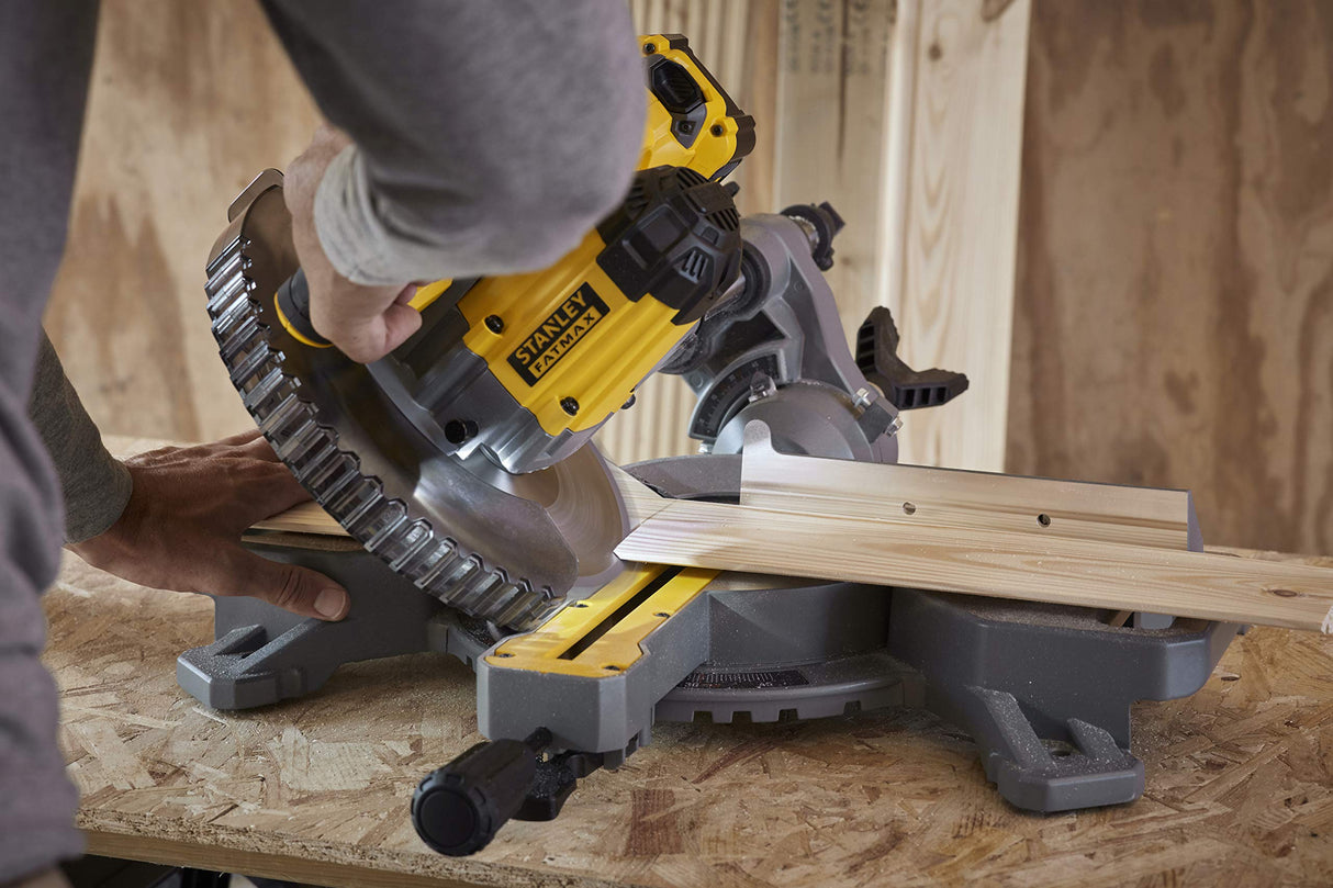 STANLEY FATMAX SFMCS701M1-QW - Ingletadora sin cable 18V, 190mm, 3800 rpm, Incluye 1 cuchilla 40 dientes, 1 batería 4Ah y cargador Gama FATMAX V20