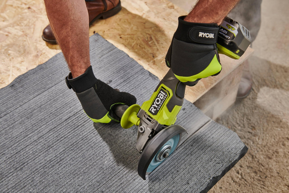 RYOBI - Amoladora angular de 2000 W diam. 230 mm - 6600 rpm - Mango trasero orientable 180° - Soft Start - Viene con 1 disco para desbarbar metal diam. 230 mm y 1 llave de servicio - EAG2000-G