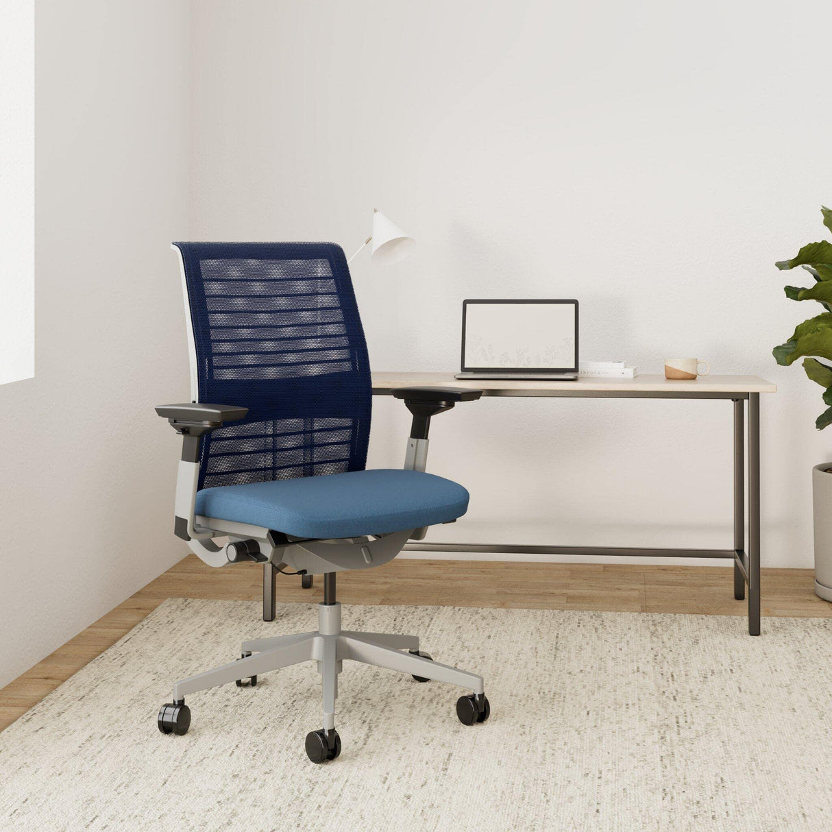Steelcase Think, silla de oficina ergonómica con respaldo de malla, sujeción lumbar regulable en altura y brazos regulables Cobalto