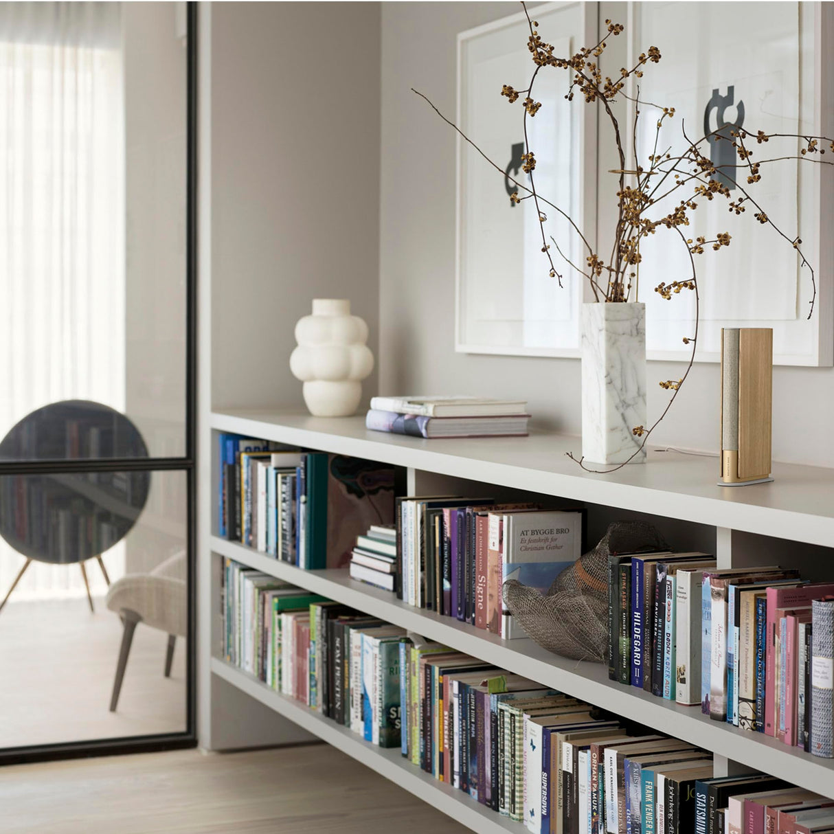 Bang & Olufsen Beosound Emerge Altavoz Delgado y Compacto diseñado para colocarlo en una estantería con Bluetooth, WiFi y un Sonido Ultraamplio, Certificado Cradle to Cradle Gold Tone