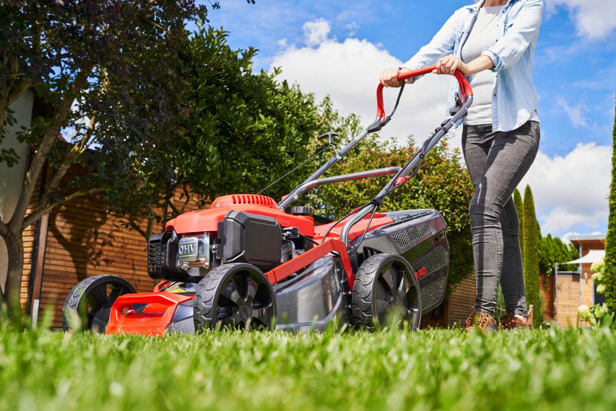 AL-KO Cortacésped de Gasolina Premium 470 SP-A (Ancho de Corte de 46 cm, Potencia de Motor de 2,6 kW, Carcasa de Chapa de Acero Resistente, tracción Trasera, función de mantillo, expulsión Lateral,