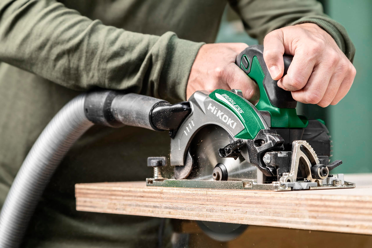 HIKOKI Akku Kreissäge C3606DB (36V, Akku 2,5 Ah, Brushless, Sägeblatt Ø: 165mm, Sägeblattboh. Ø: 20mm, Max.Sägeleistung. bei 90°: 66mm, Gehrungssch. von/bis: -5° bis 45°) Plus Zubehör im HSC IV Koffer