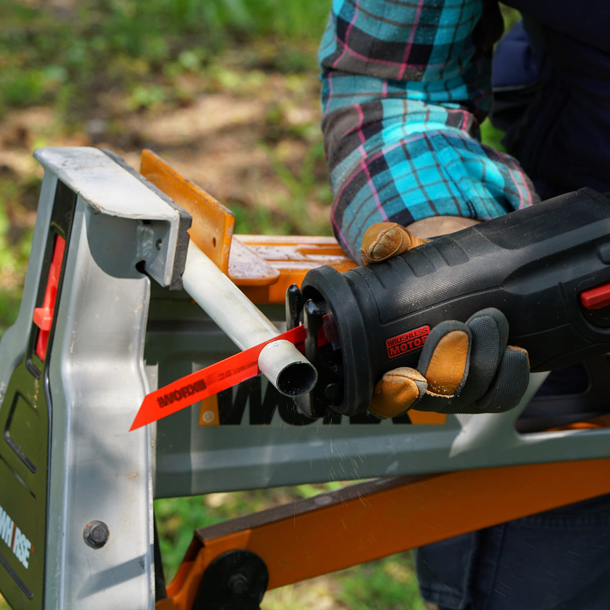 WORX Sierra sable Brushless 20V | PowerShare | WX516-1 batería 4Ah | Motor sin escobillas, patín pivotante ajustable, cambio de cuchilla sin herramientas