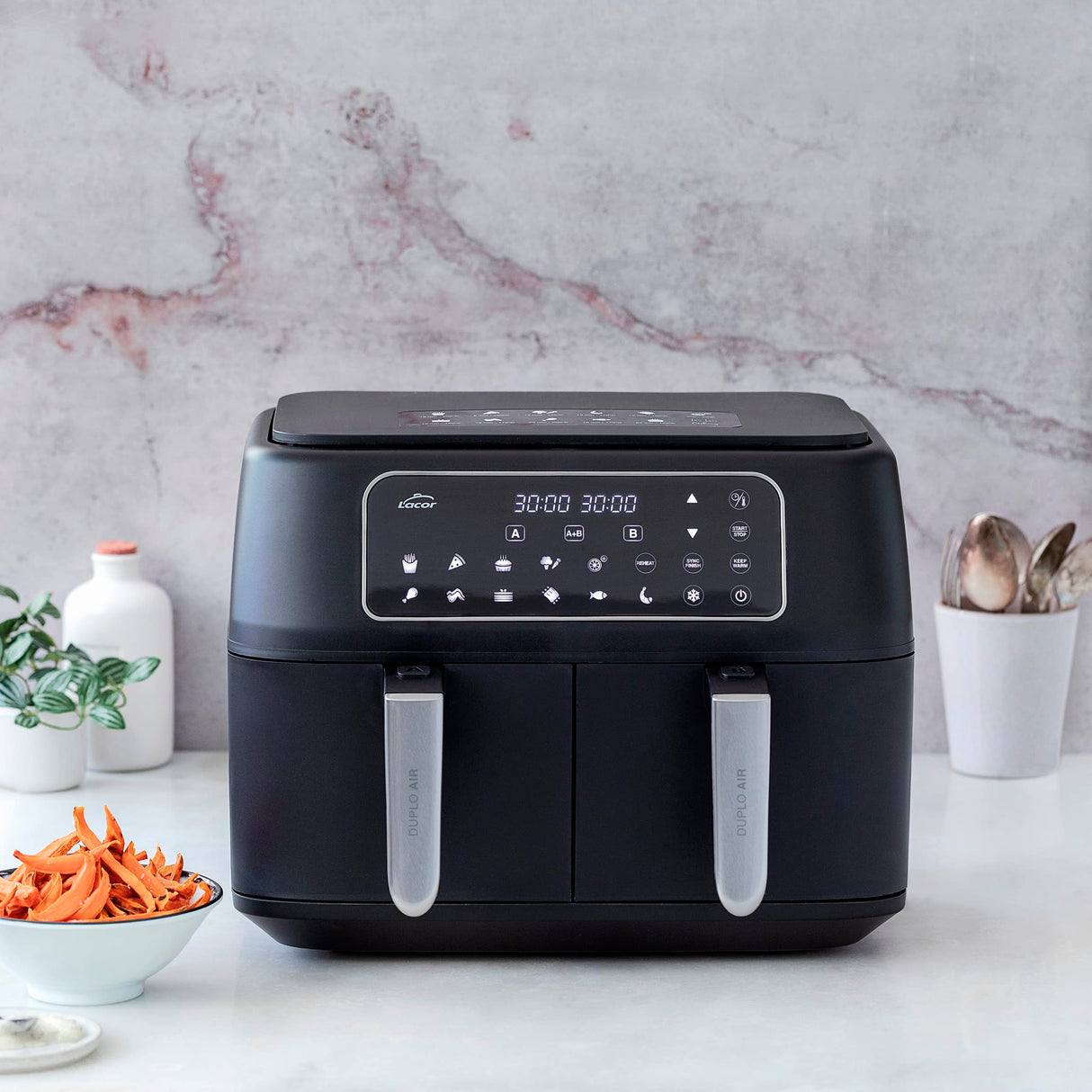 Lacor - 69508 - Freidora Sin Aceite DuploAir, Air Fryer con Pantalla Táctil, Doble Cestillo, Incluye Recetario, 11 programas, Función Deshidratado, Antiadherente ECO, Gran Capacidad 9L, 2400 W