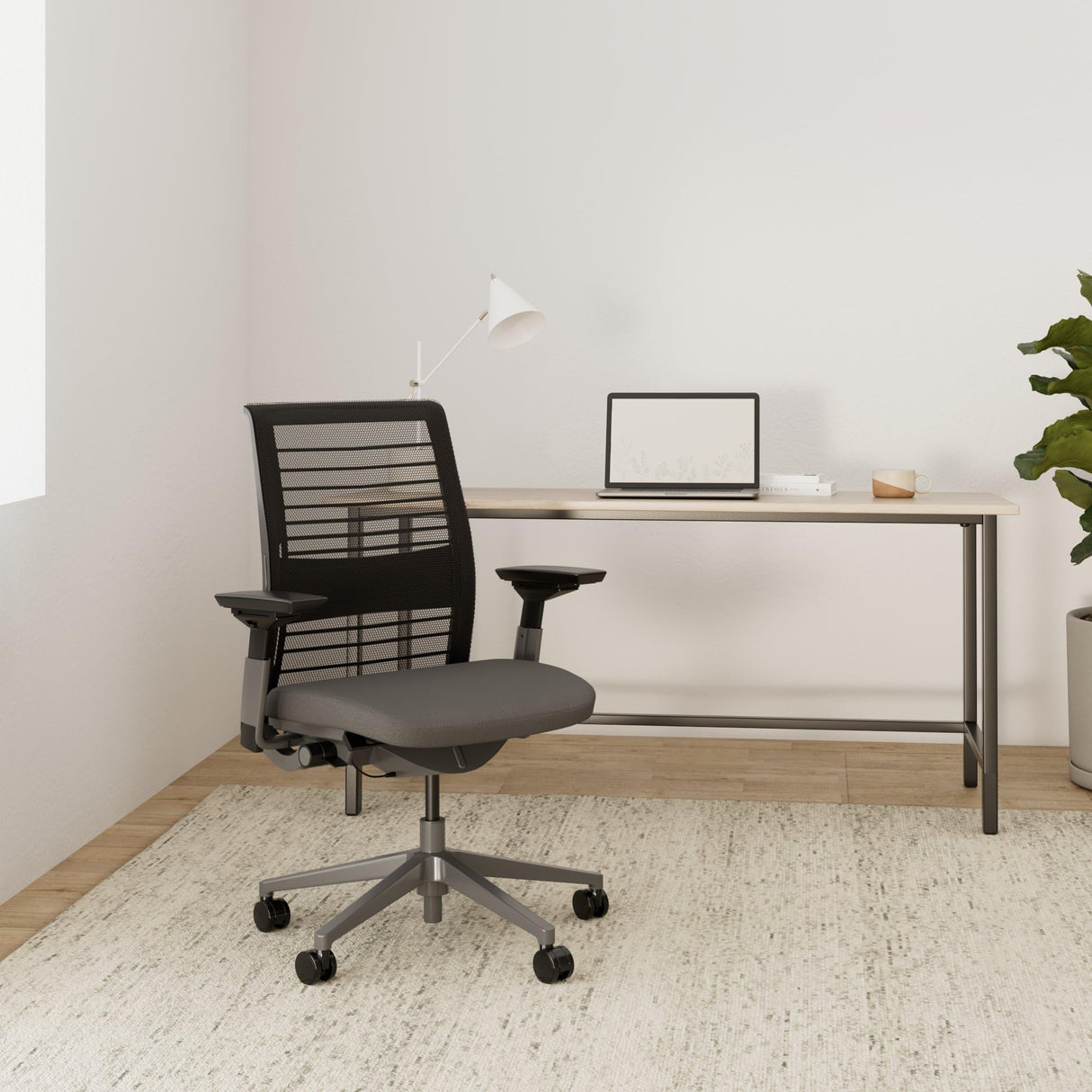 Steelcase Think, silla de oficina ergonómica con respaldo de malla, sujeción lumbar regulable en altura y brazos regulables Gris búho