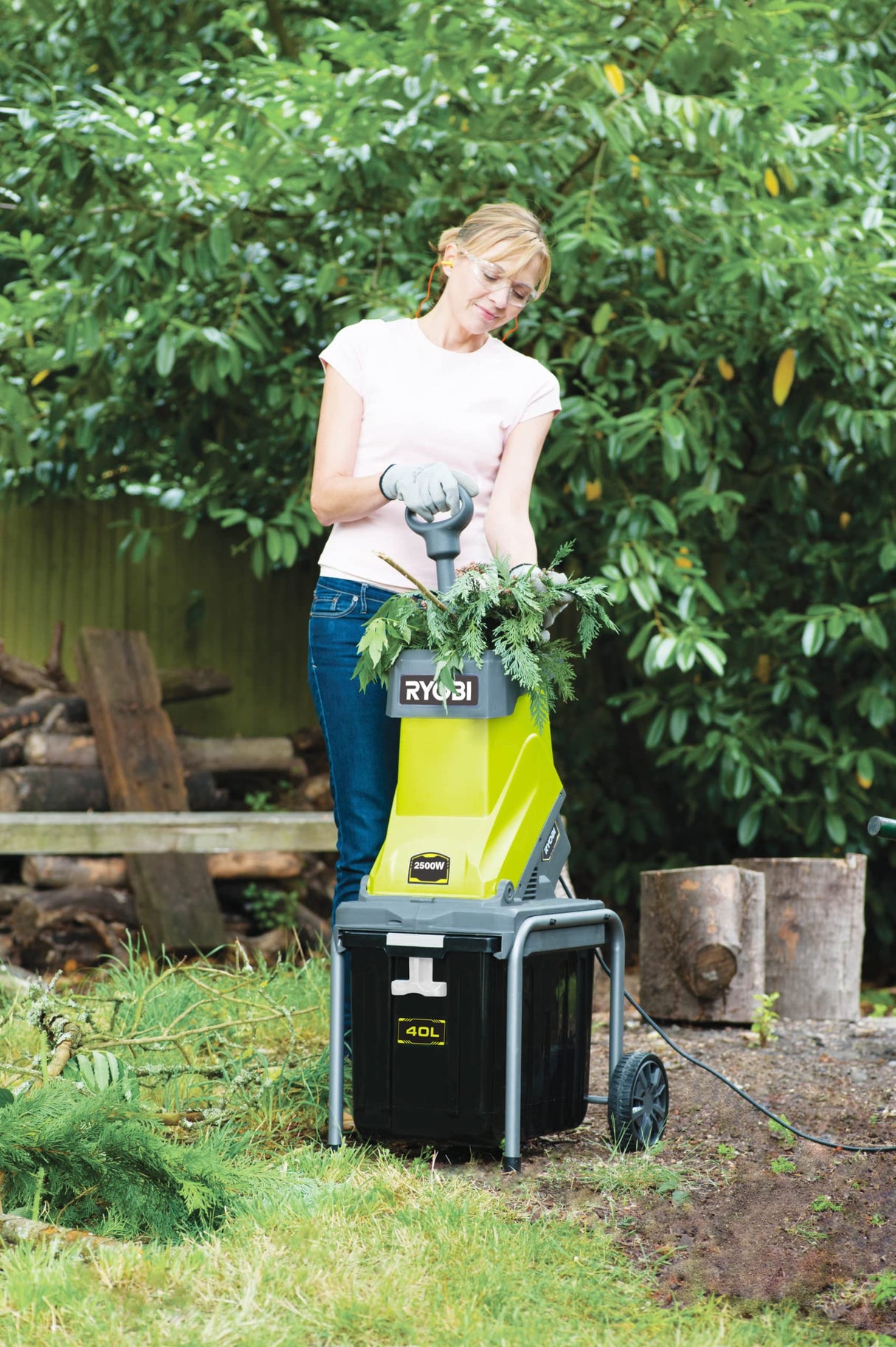 RYOBI - Biotrituradora de Cable 220V, 2500W con Ruedas - Ø máx. Rama 45mm - Cuchillas Reversibles - Protección de Sobrecarga - Capacidad 120kg/h - Recogedor 40L, Empujador - RSH2545B