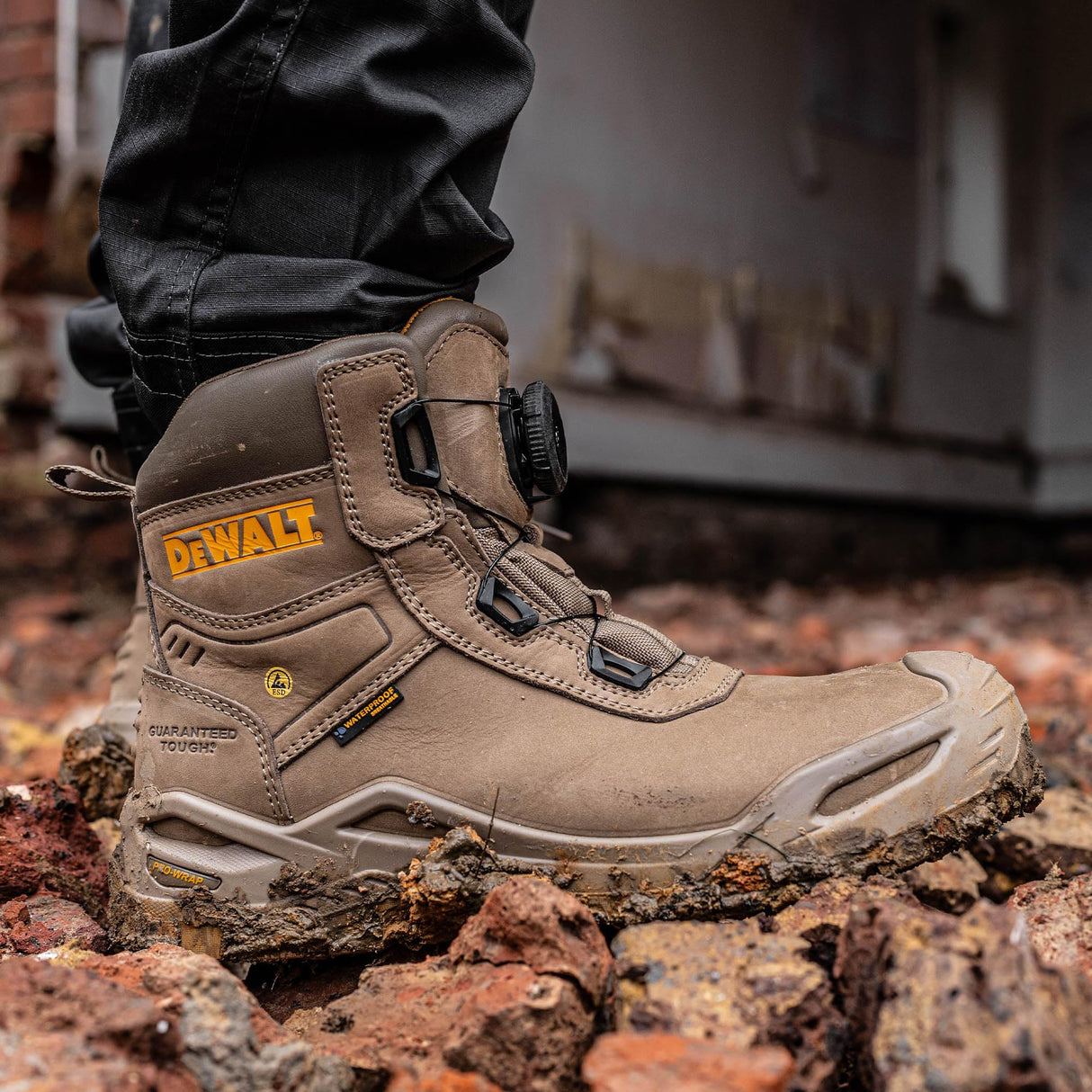 DEWALT Lander Botas de trabajo impermeables de piel nobuk para hombre, ajuste ancho, cierre BOA, puntera de seguridad no metálica, piedra, 44 EU