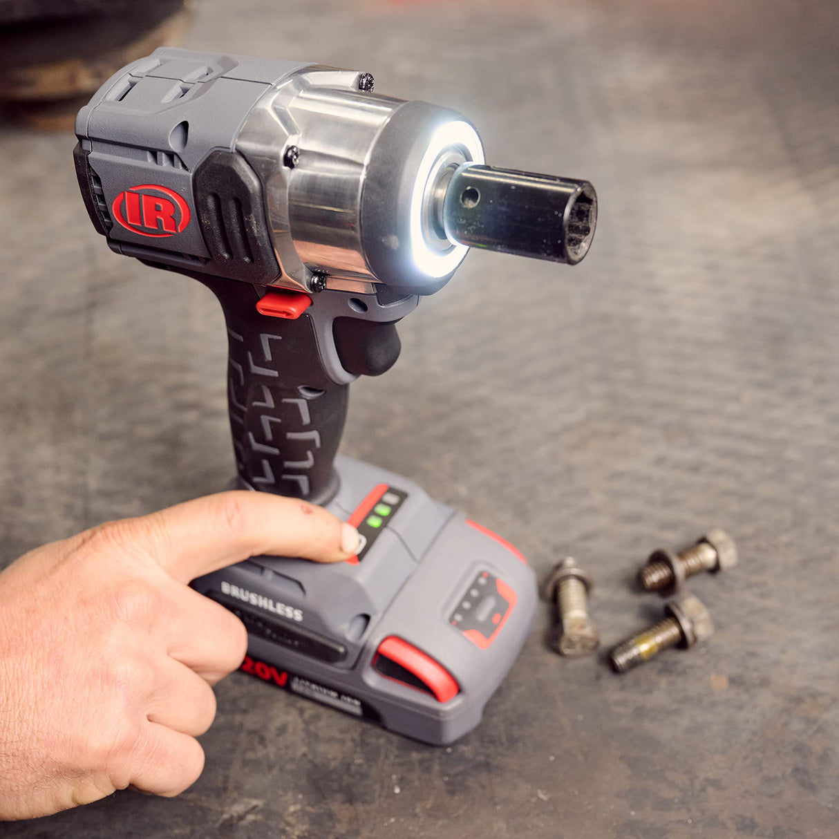 Ingersoll Rand Atornillador de Impacto de Batería Kit W3151, Herramienta Inalámbrica 1/2" con 20 V, Llave de Impacto Ligera y Compacta