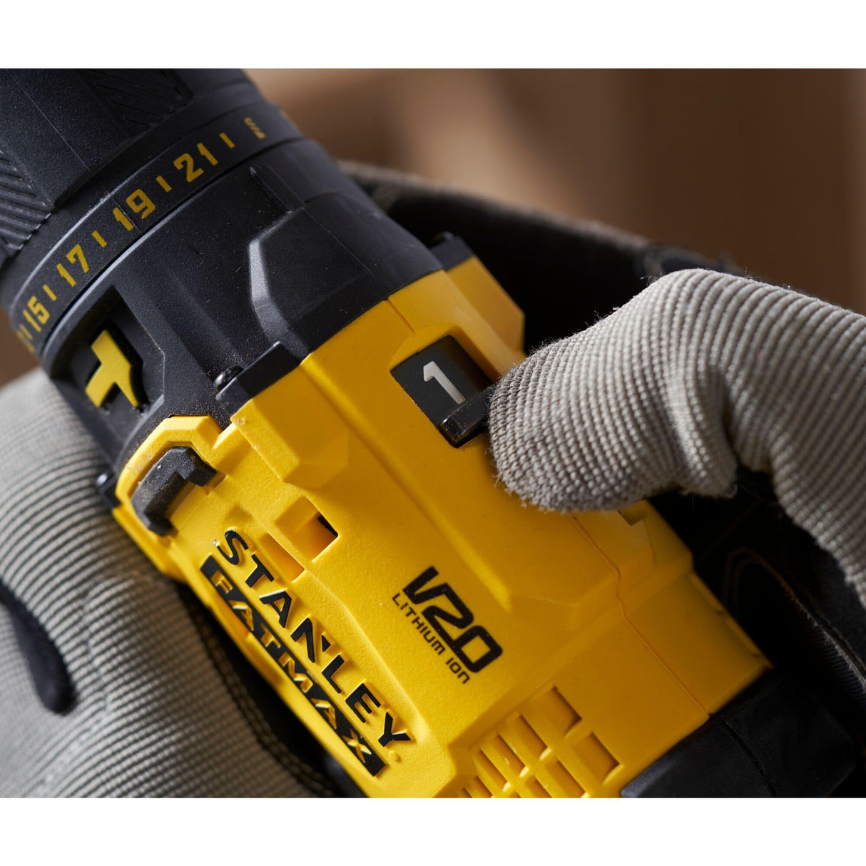 STANLEY FATMAX SFMCD711DSA-QW - Taladro Percutor 18V, Gama V20, 2 velocidades, Luz LED, Incl. juego de brocas y 50 piezas, 2 baterías recargables de 2,0 Ah, cargador y bolsa de herramientas