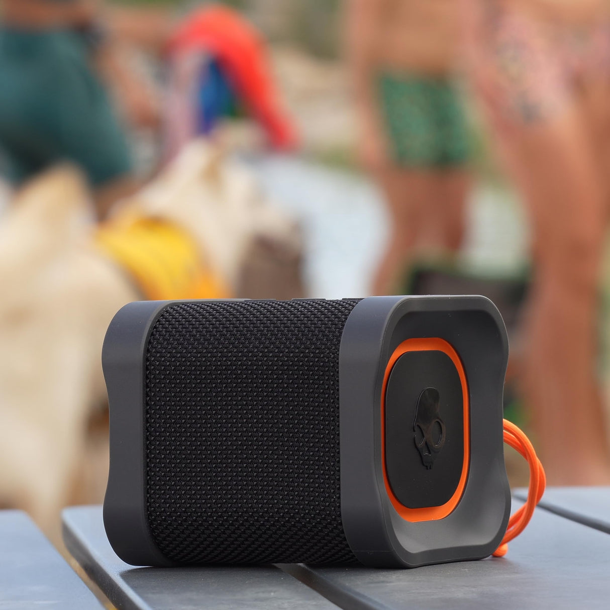 Skullcandy Terrain Mini Altavoz Portátil Inalámbrico con Bluetooth, Impermeabilidad IPX7, 14 Horas de Batería, True Wireless Stereo y Correa Integrada para Viajes y Uso en Exteriores - Hueso/Naranja