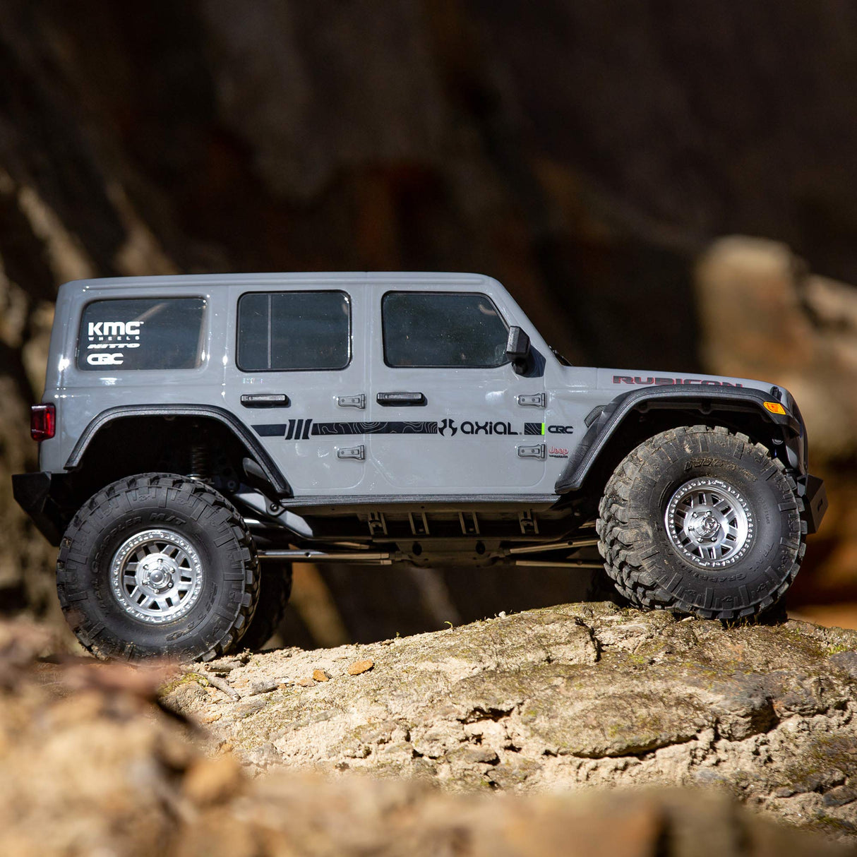 Axial AXI03003BT1 1/10 SCX10 III Jeep JLU Wrangler with Portals RTR RC Truck, Multicolor