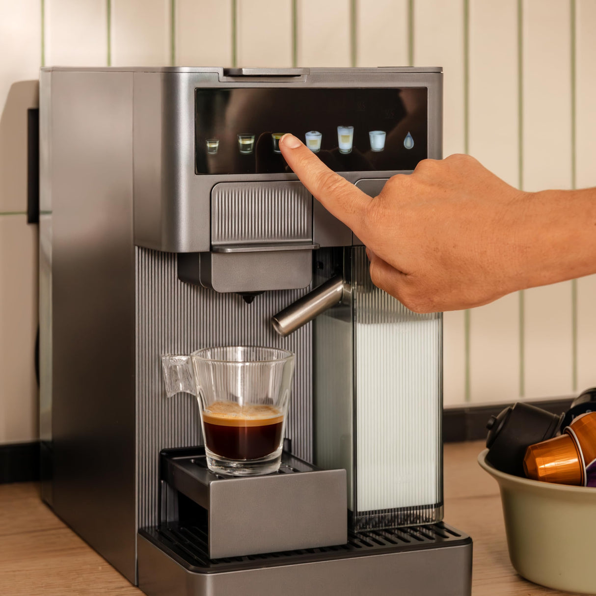 Cecotec Cafetera Cápsulas Express con Tanque de Leche FreeStyle Latte T. 1350W, 20 Bares, Compatible con Café Molido, Dolce Gusto, Nespresso y K-Fee, Depósito 1,6L de Agua y 400ml de Leche