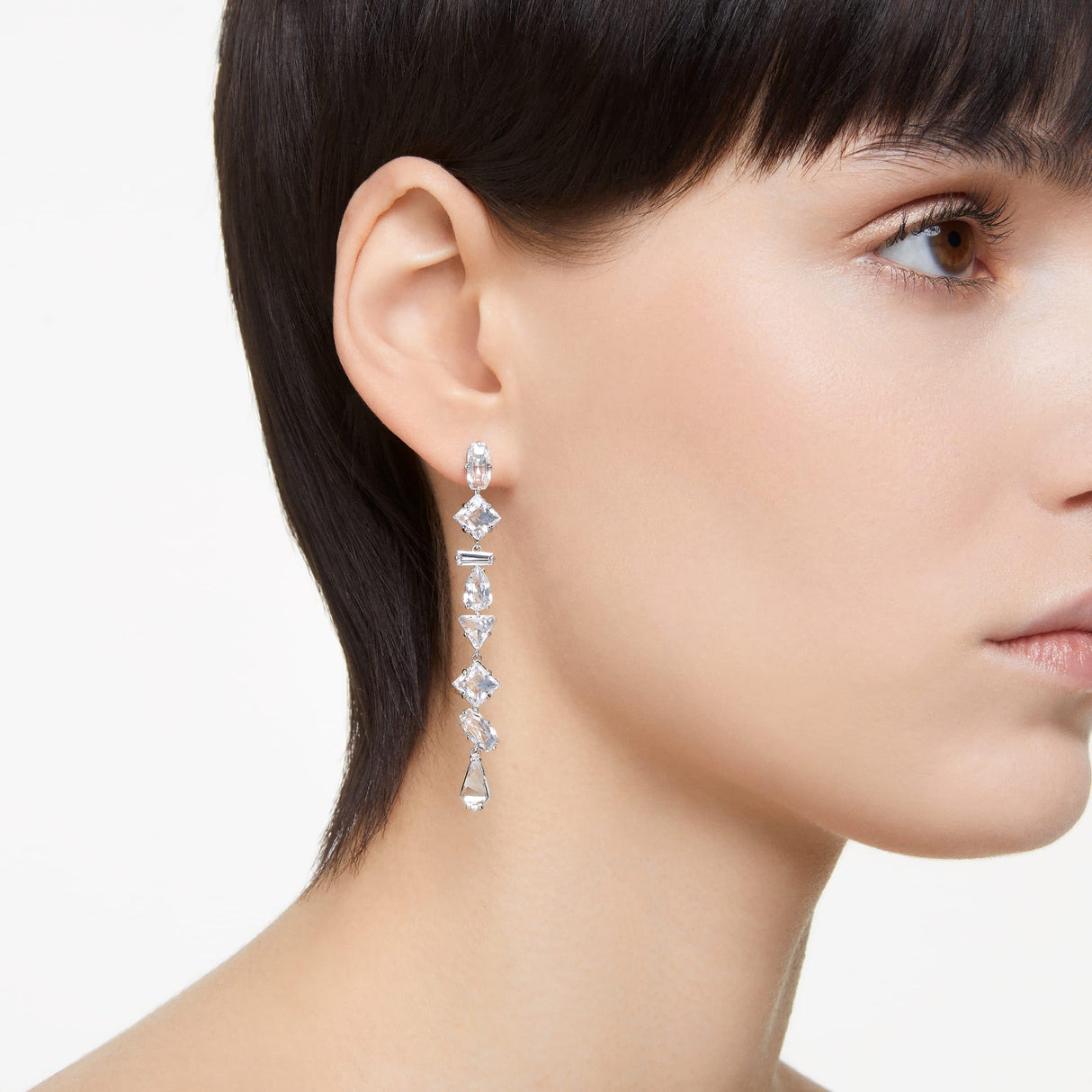 Swarovski Pendientes Mesmera, Diseño asimétrico, Tallas mixtas, Largos, Blancos, Baño de rodio