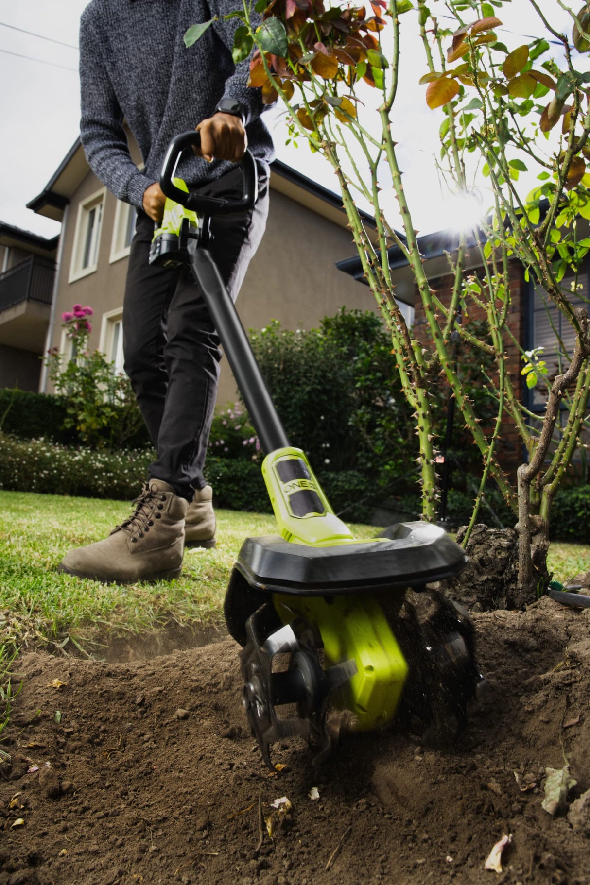 RYOBI - Motoazada 18V One+ - Anchura/Profundidad de Trabajo 20/10 cm - 4 Fresas - 3 Velocidades de Rotación - Tubo Telescópico - Se Vende sin Batería ni Cargador - RY18CVA-0
