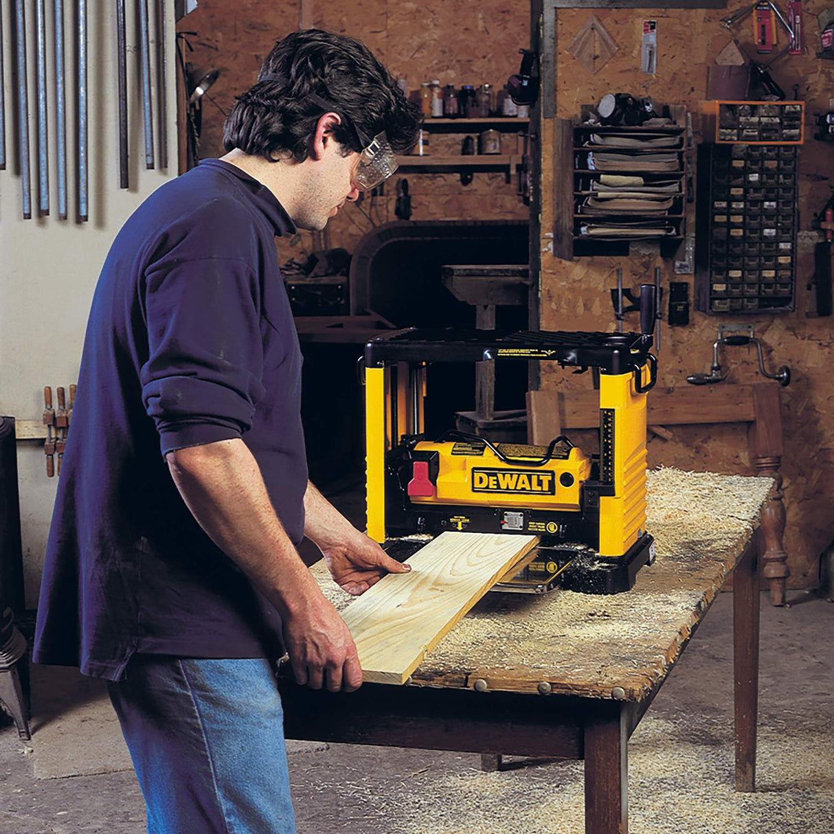 DEWALT DW733-QS - Cepillo de Regrueso Portátil 1.800W, 317mm, Velocidad en vacío de 10000 rpm, Mango ergonómico, Diseño Robusto, Mejor Capacidad de Cepillado