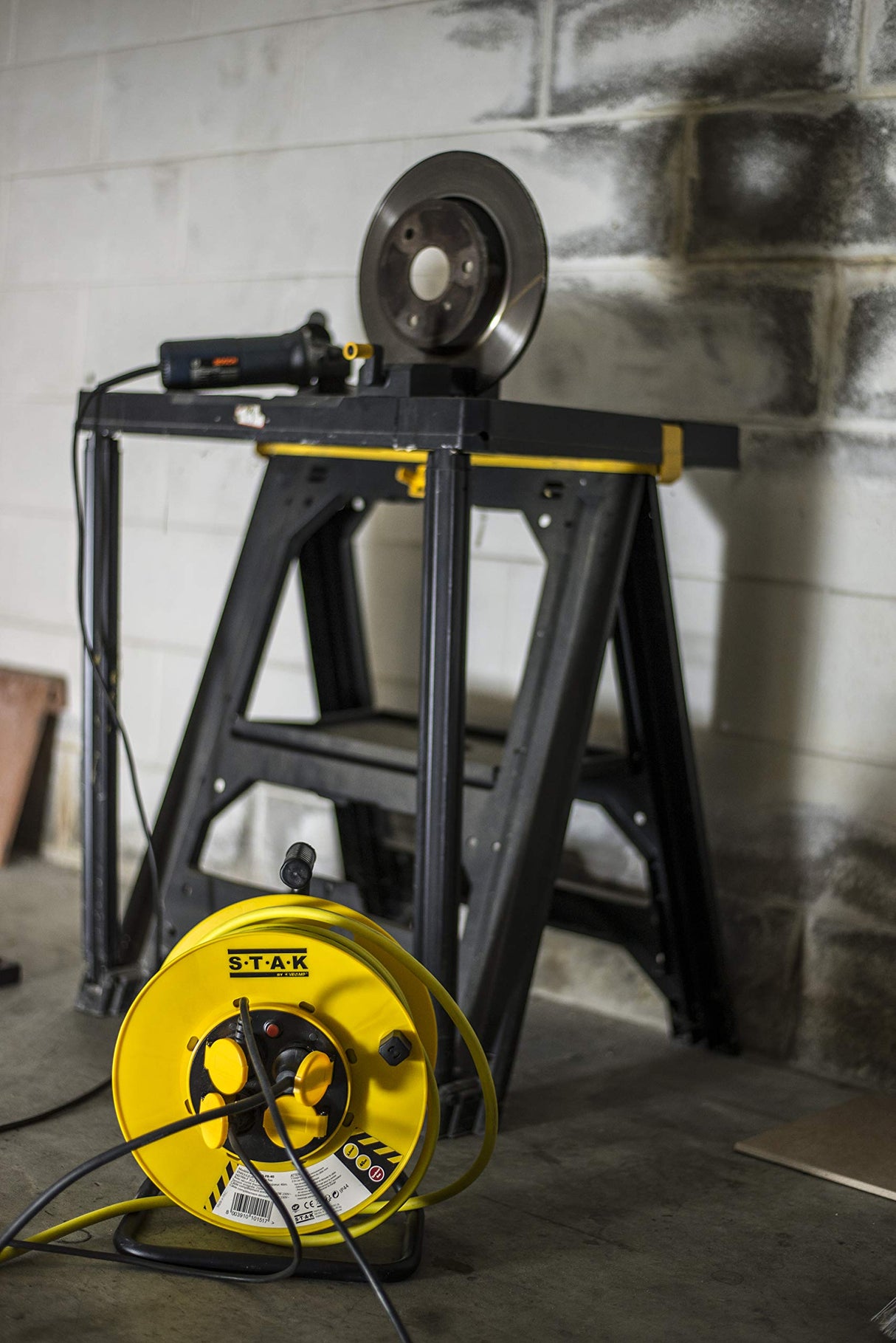 Stak REELPRO-FR-40 - Enrollador eléctrico profesional, tambor fijo, resistente al agua IP44 cable 40 m de goma 3G2,5 mm2 para obras, bricolaje, jardín, 4 enchufes, chasis de acero, color amarillo
