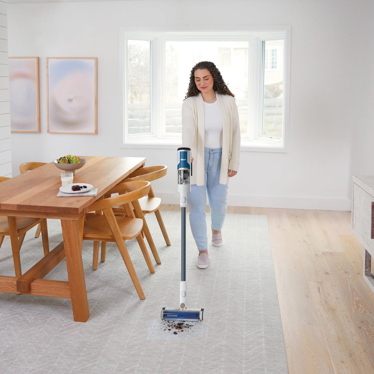 Shark Aspiradora sin cable, 40 min autonomía, batería extraíble, FloorDetect, Anti Hair Wrap, PowerFins, pantalla visualización LED, modo aspiradora de mano con boquilla estrecha, blanco/azul marino