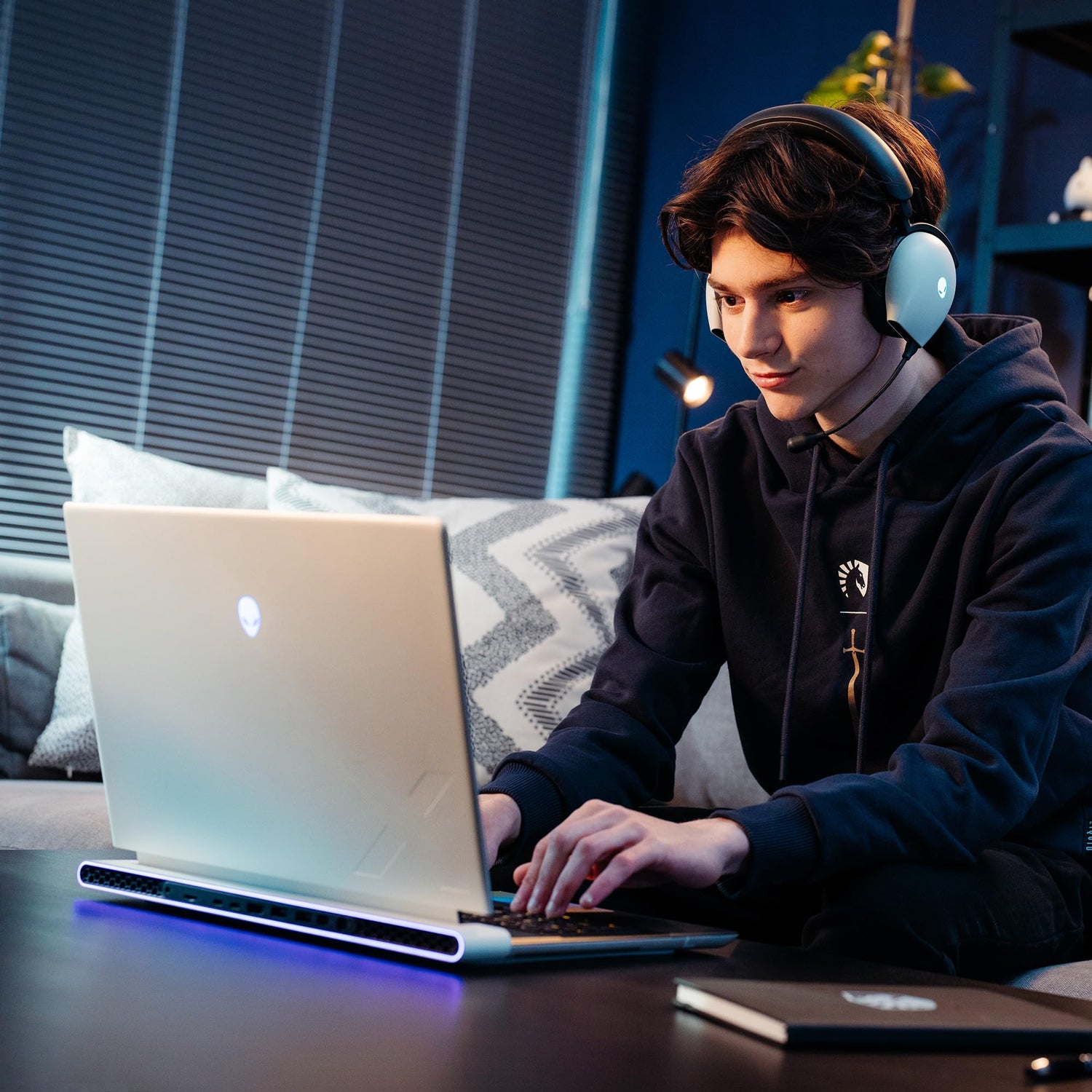 Alienware Dual Mode Wireless Gaming Headset - AW720H (Lunar Light)