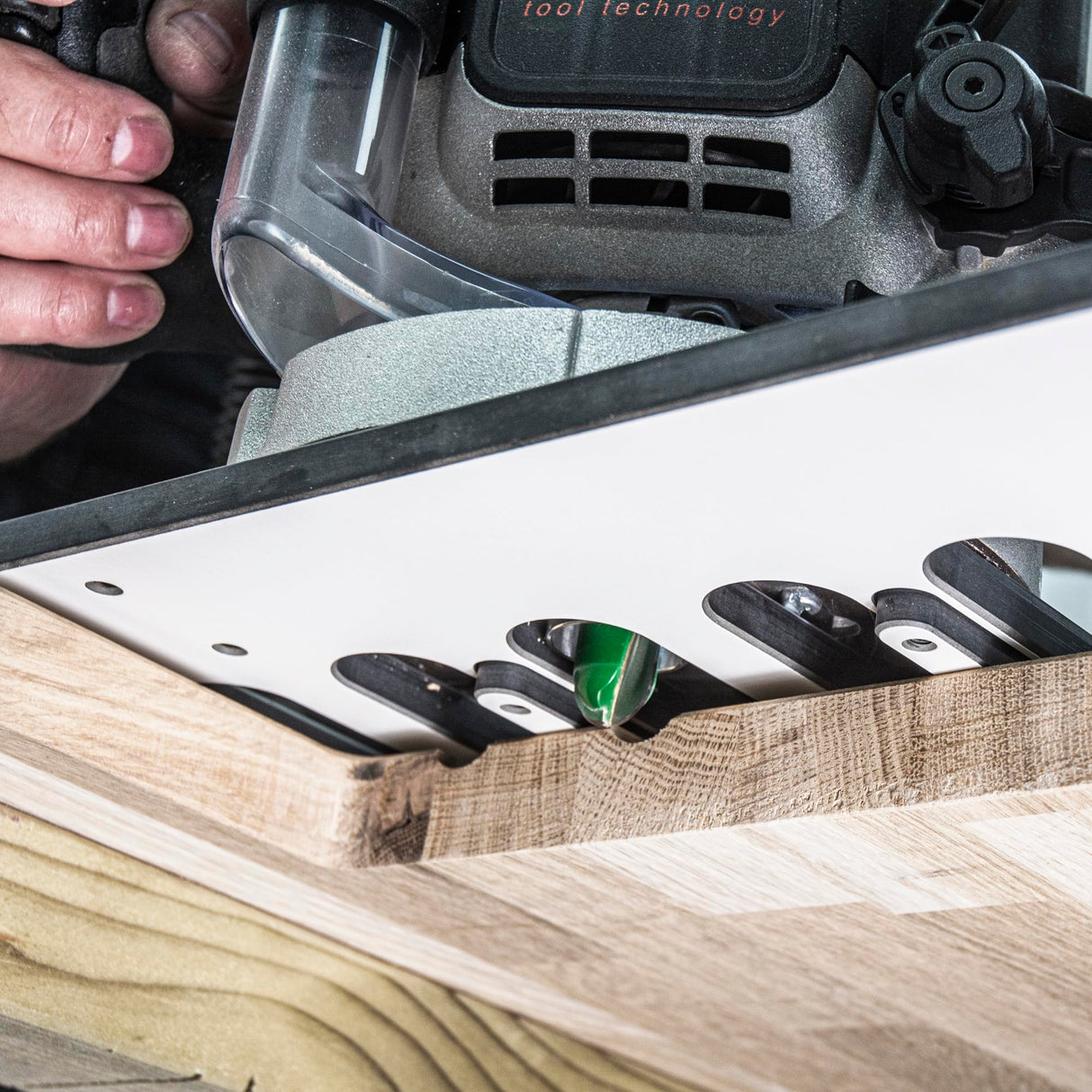 Trend Gabarit de Rainure d’Égouttoir, Modèle de Défonçage de Précision pour Plans de Travail avec Évier Belfast ou Sous-Plan, Pente Intégrée de 0,5°, 8 Rainures à 50 mm d’intervalle, DG/JIG/A