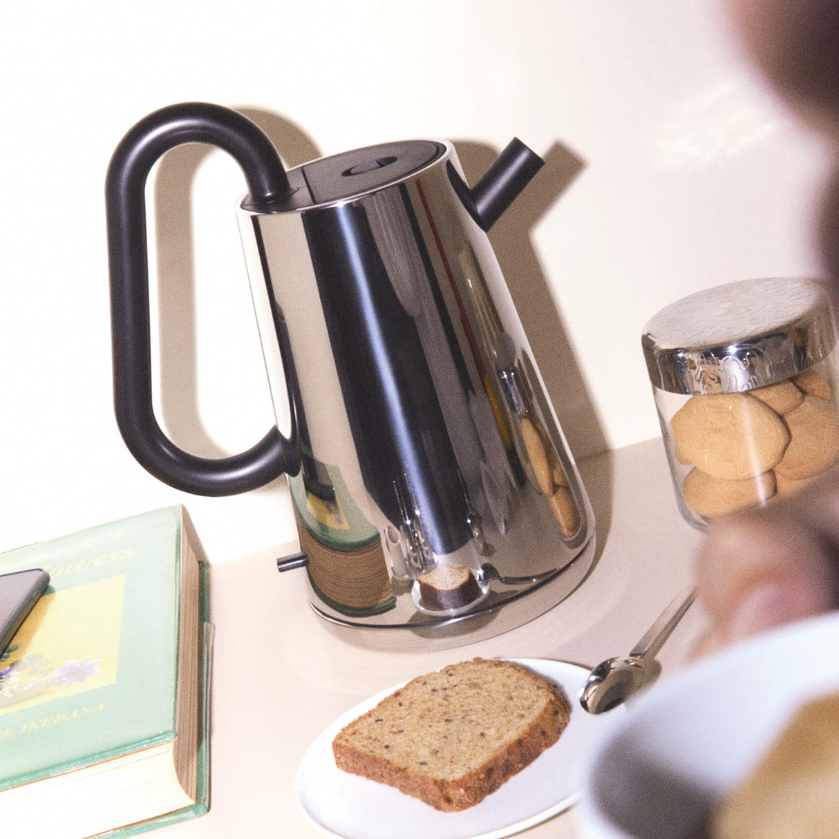 Alessi Toru NE01 B, Hervidor Eléctrico de Diseño, en Acero Inoxidable 18/10 y Resina Termoplástica, Enchufe Europeo, 2400 W, 170 cl, Negro