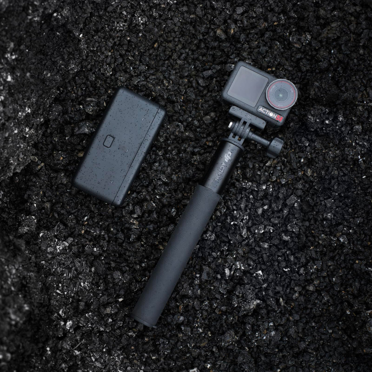 DJI Pack Aventura Osmo Action 5 Pro, cámara de acción 4K con Sensor 1/1.3", batería Aumentada a 12 h con 3 baterías, estabilización, 2 Pantallas táctiles OLED, cámara Mini para Viajes y Vlogs
