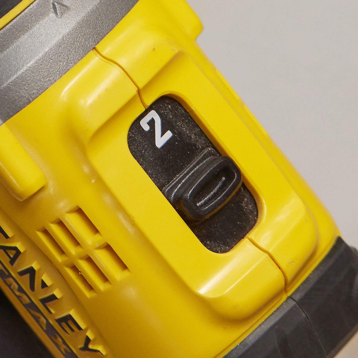 STANLEY FATMAX Taladro Atornillador V20 Litio 18V, Motor sin escobilla, Velocidad hasta 2100 rpm, Par máximo 80Nm, 1 Maletín, 2 Baterías 2Ah, 1 Cargador, Portabrocas 13mm, SFMCD720D2K-QW