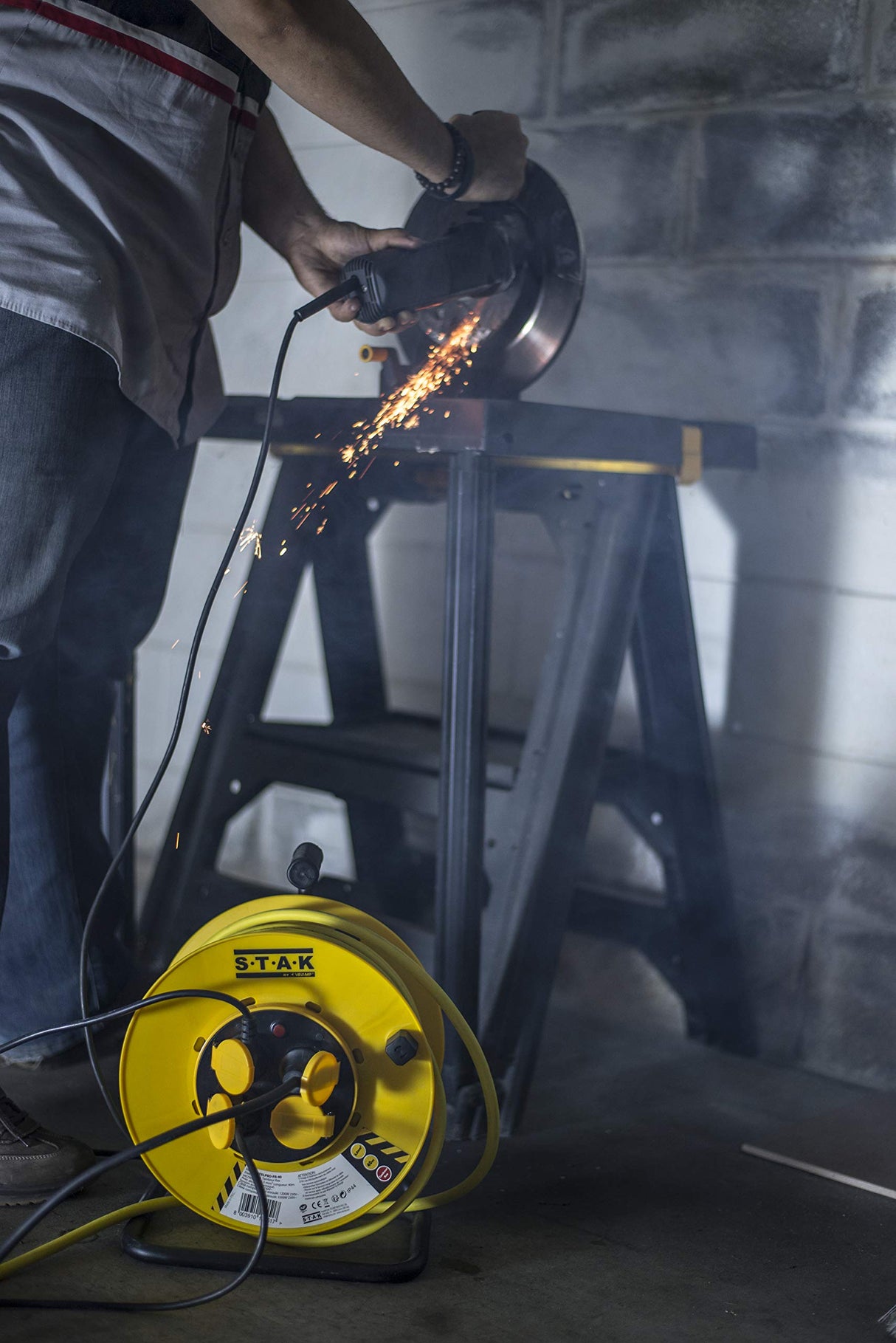 Stak REELPRO-FR-40 - Enrollador eléctrico profesional, tambor fijo, resistente al agua IP44 cable 40 m de goma 3G2,5 mm2 para obras, bricolaje, jardín, 4 enchufes, chasis de acero, color amarillo
