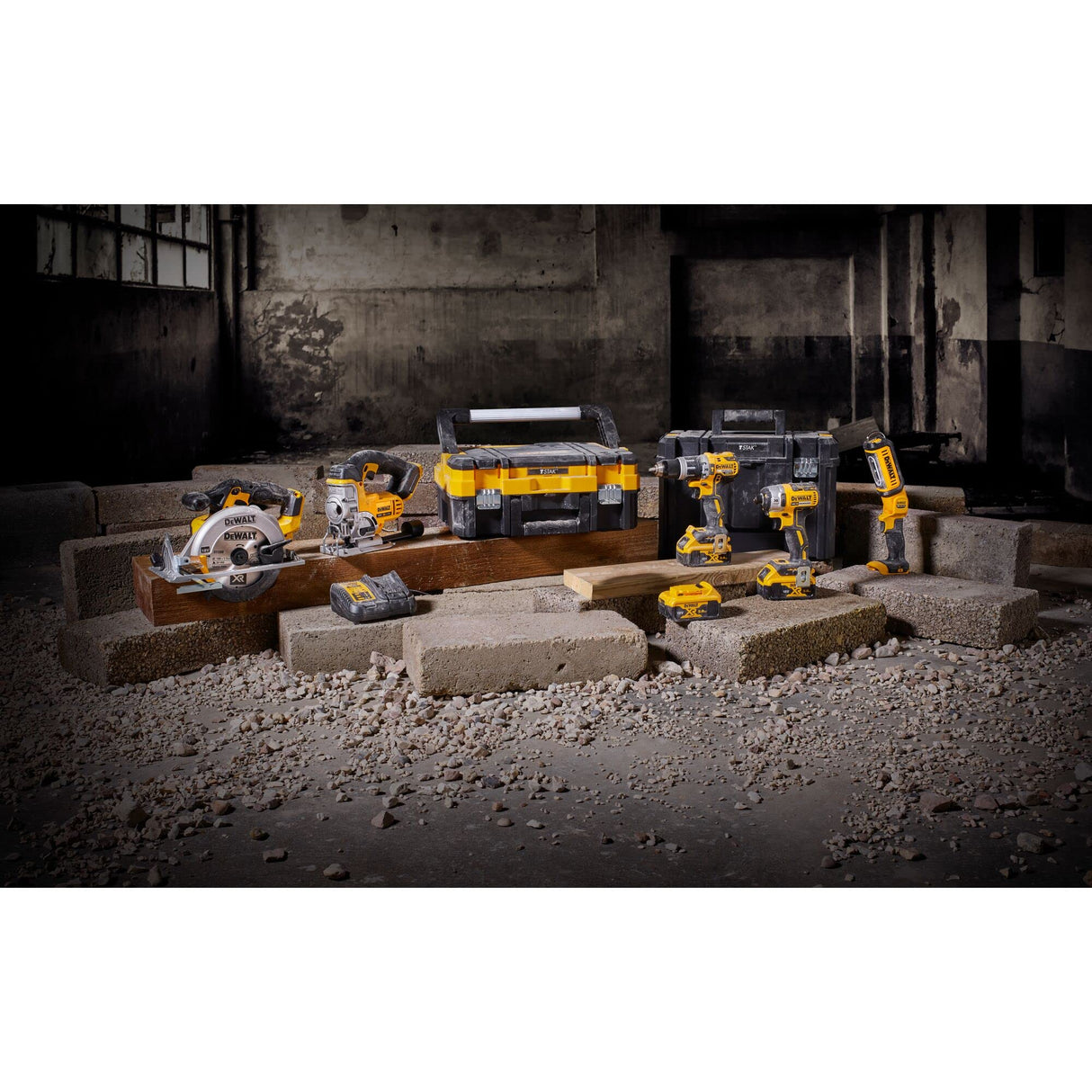 DEWALT DCK551P3T-QW - Kit de Herramientas, Taladro percutor, Atornillador de impacto, Sierra circular, Sierra calar, Linterna, 3 baterías XR 18V Litio 5Ah, cargador y maletines TSTAK I y VI.