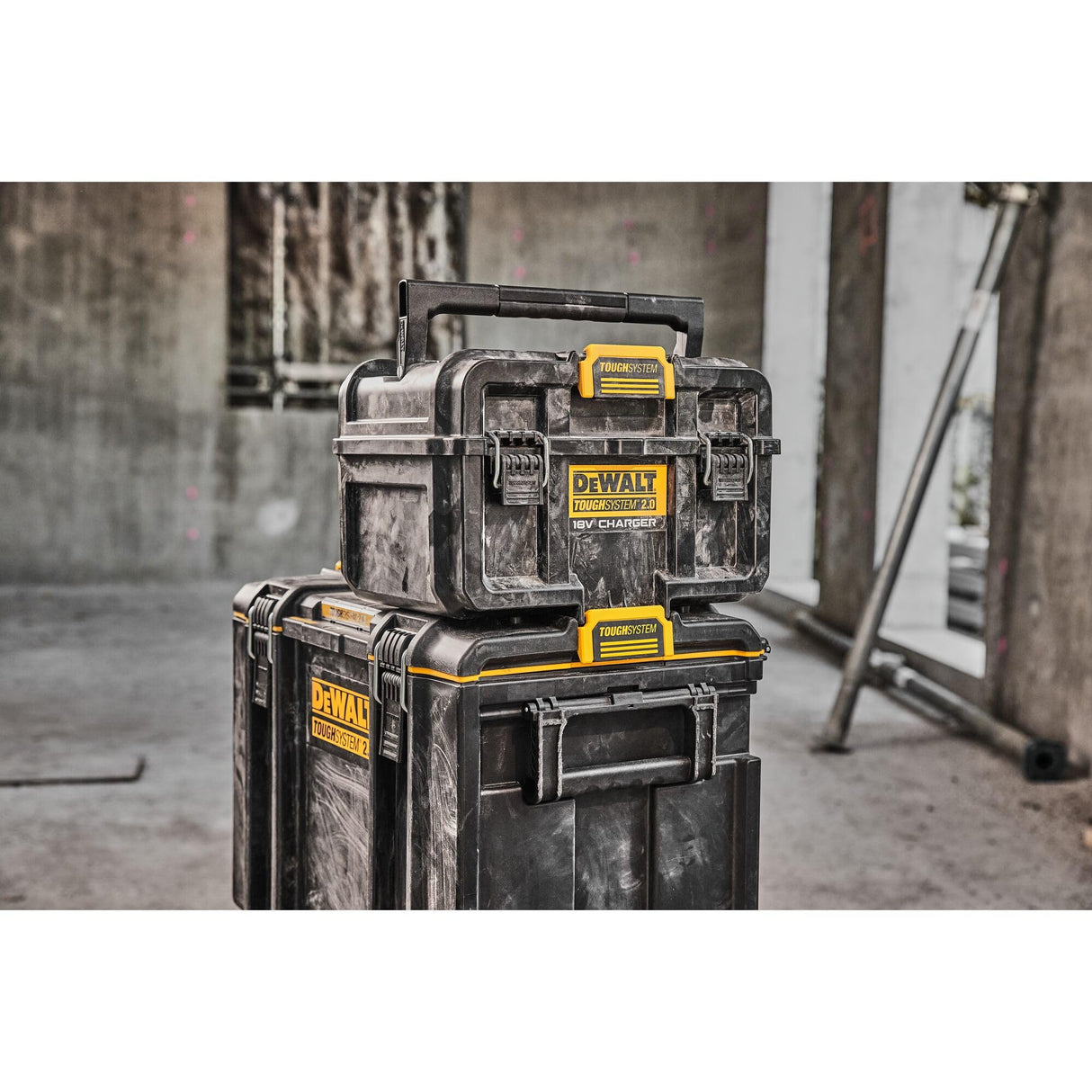 DEWALT DWST83471-QW - Caja de carga de baterías ToughSystem 2.0, 18V y FlexVolt, Carga USB, Indicador de carga, Carga simultánea de 2 baterías, Se entrega sin baterías