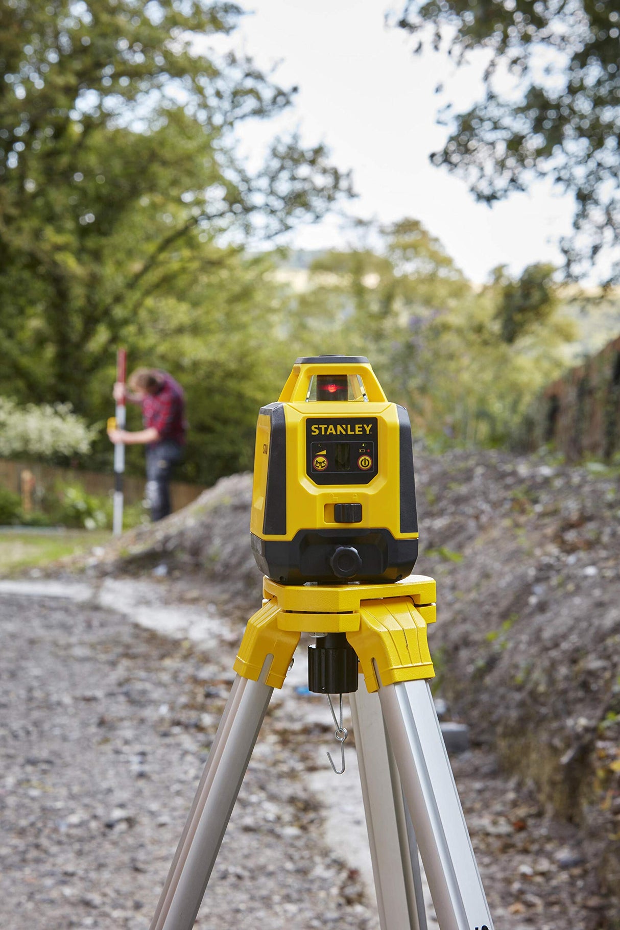 STANLEY Nivel láser Haz rojo 30m, Rotativo con Estuche y Accesorios Completos: Gafas, Objetivo, Detector y Soporte para una Precisión Profesional - Alcance 240 M (diámetro), STHT77616-0