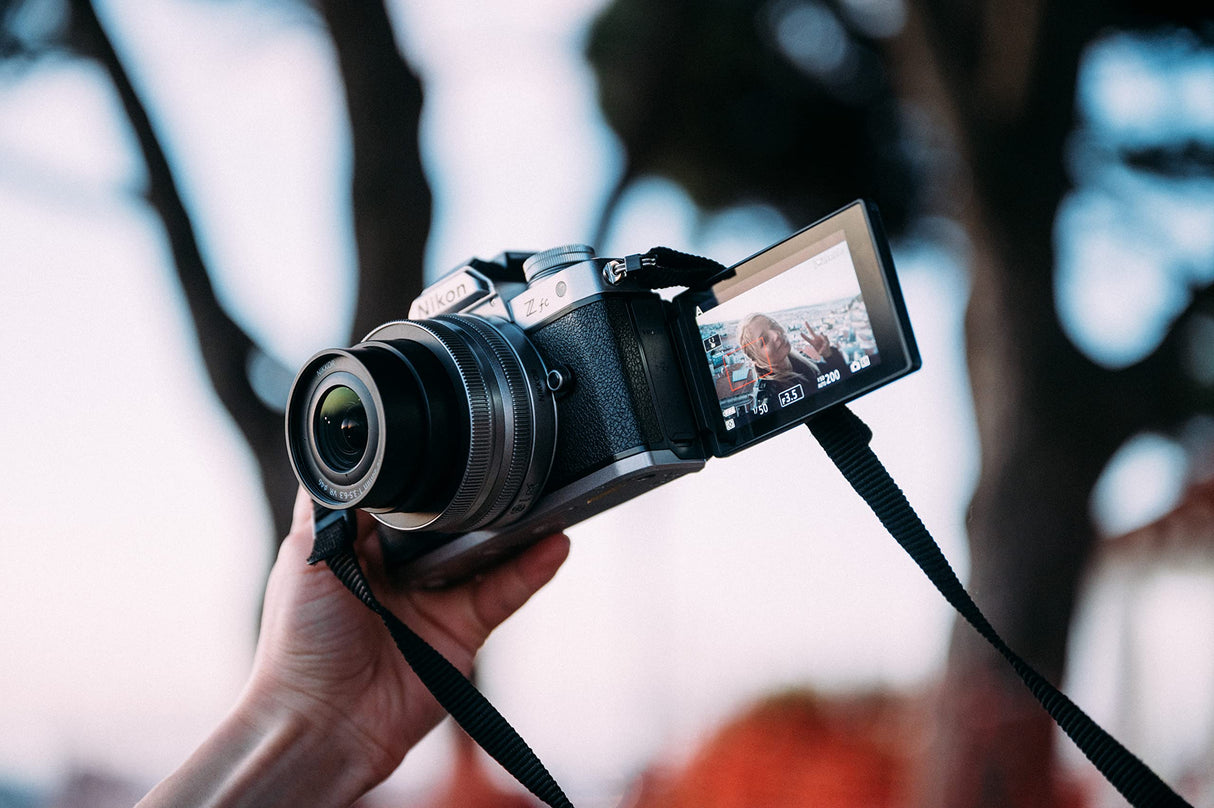 Nikon Z FC - Cámara DX Mirrorless - Kit Vogglet con Objetivo Z 16-50, MICROFONO, Y EMPUÑADURA, Silver