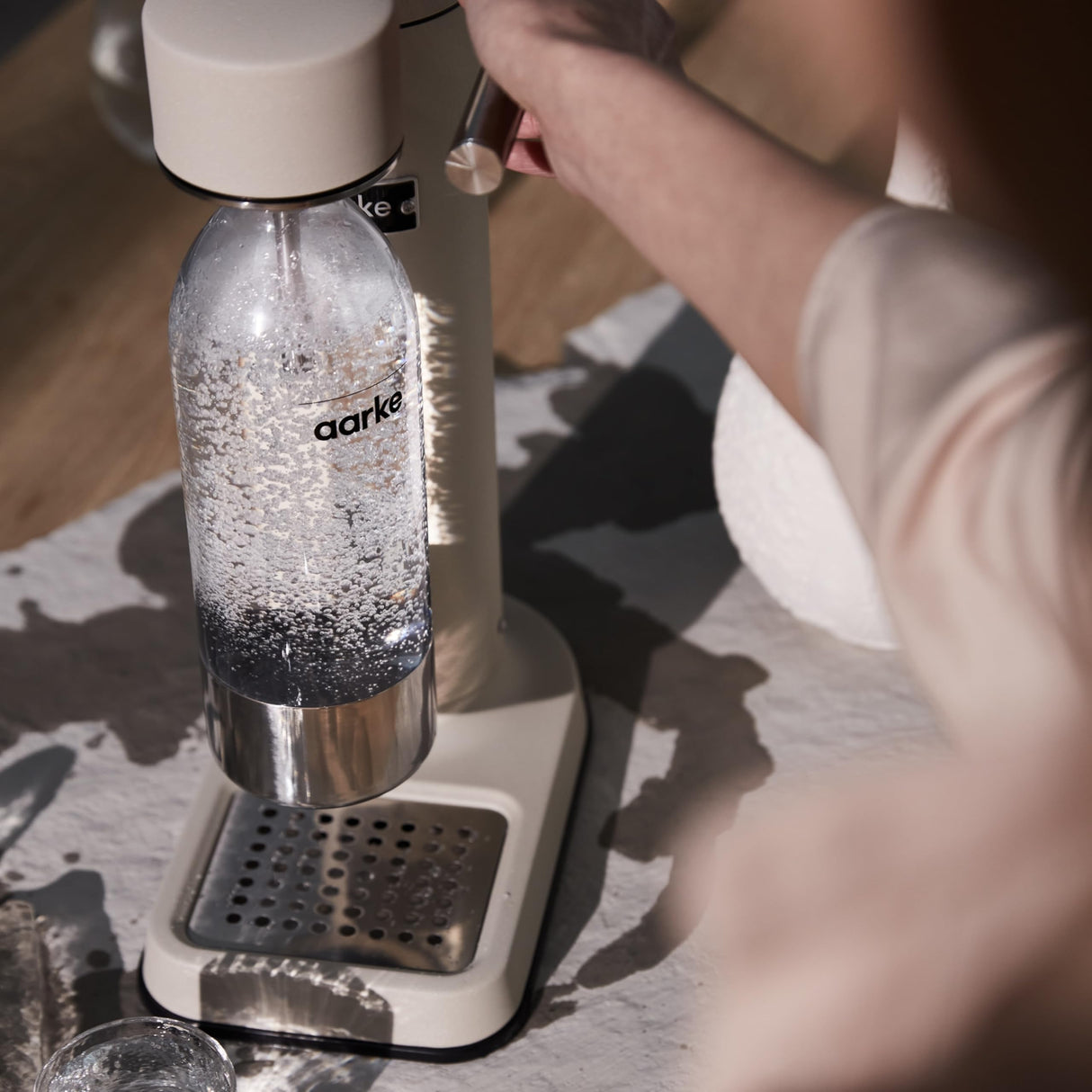 Aarke Carbonator 3, Máquina para hacer Agua con Gas en Acero Inoxidable, incluye Botella 800ml, Edición Especial Sand