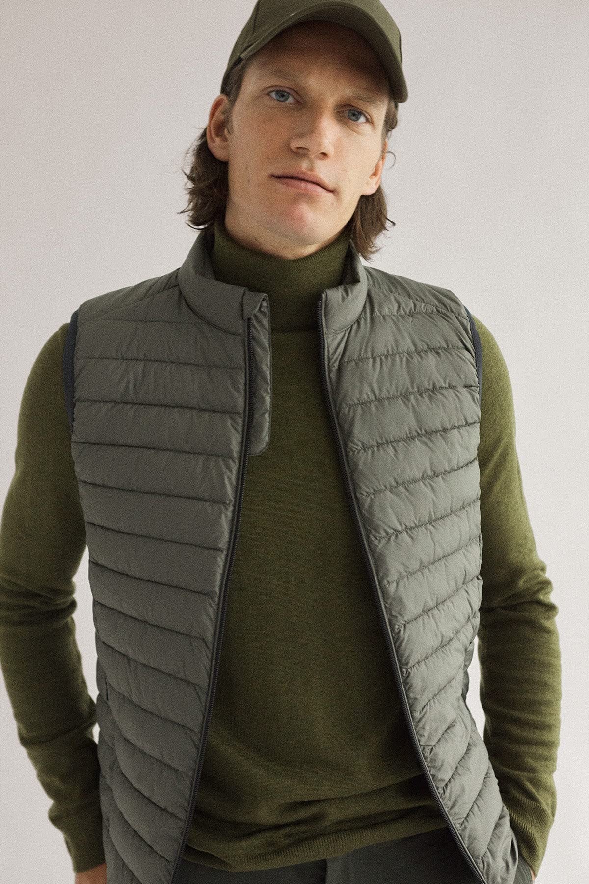 ECOALF - Chaleco Hombre Cardiffalf, de Poliéster Reciclado, con Cuello Alto, Relleno de Fellex, Ultraligero y Cómodo, Chaleco Hombre, Talla S, Color Oliva