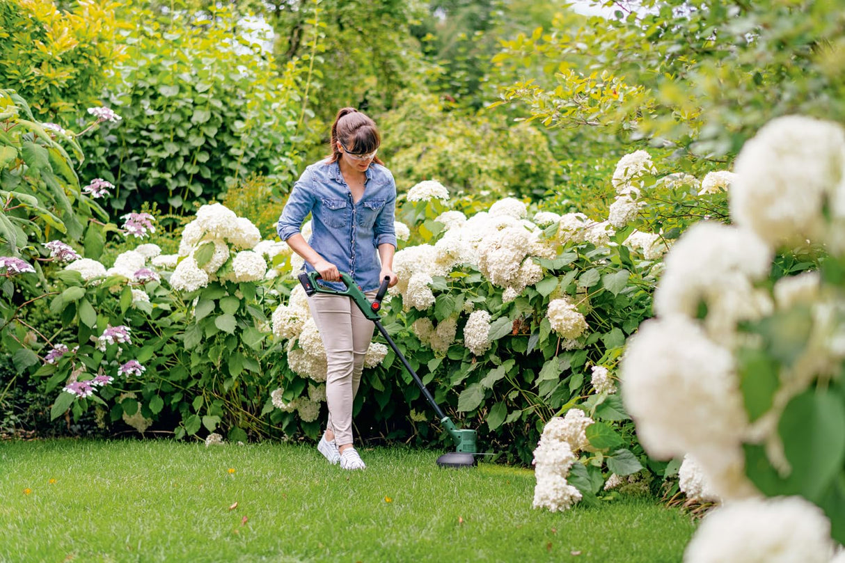 Bosch cortabordes con batería EasyGrassCut 18V-260 (para recortar el césped; sistema de 18 voltios; diámetro de corte: 26 cm; Kit)