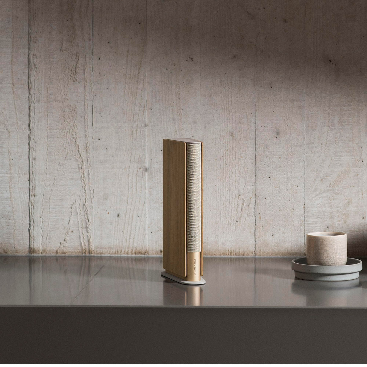 Bang & Olufsen Beosound Emerge Altavoz Delgado y Compacto diseñado para colocarlo en una estantería con Bluetooth, WiFi y un Sonido Ultraamplio, Certificado Cradle to Cradle Gold Tone