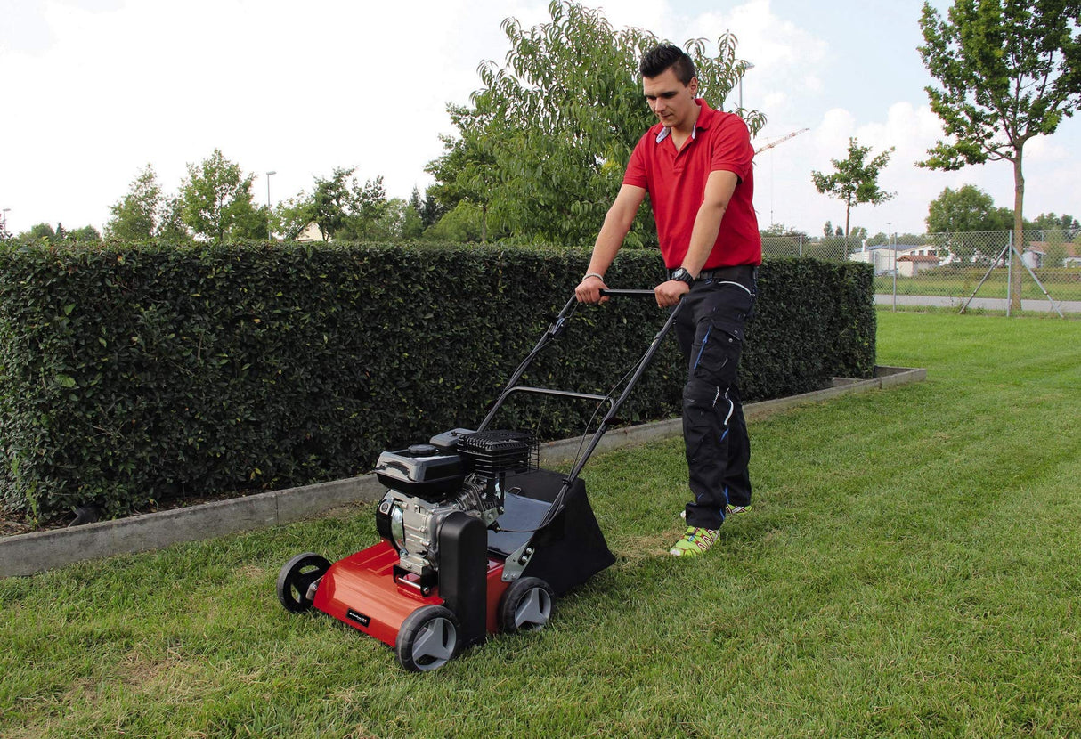 Einhell GC-SC 4240P - Escarificador de Gasolina para césped, 4,2 kw, Motor de 4 Tiempos, Unidad de Corte de rodamiento de Bolas con 18 Cuchillas de Acero, Ajuste de Profundidad de rastrillo de