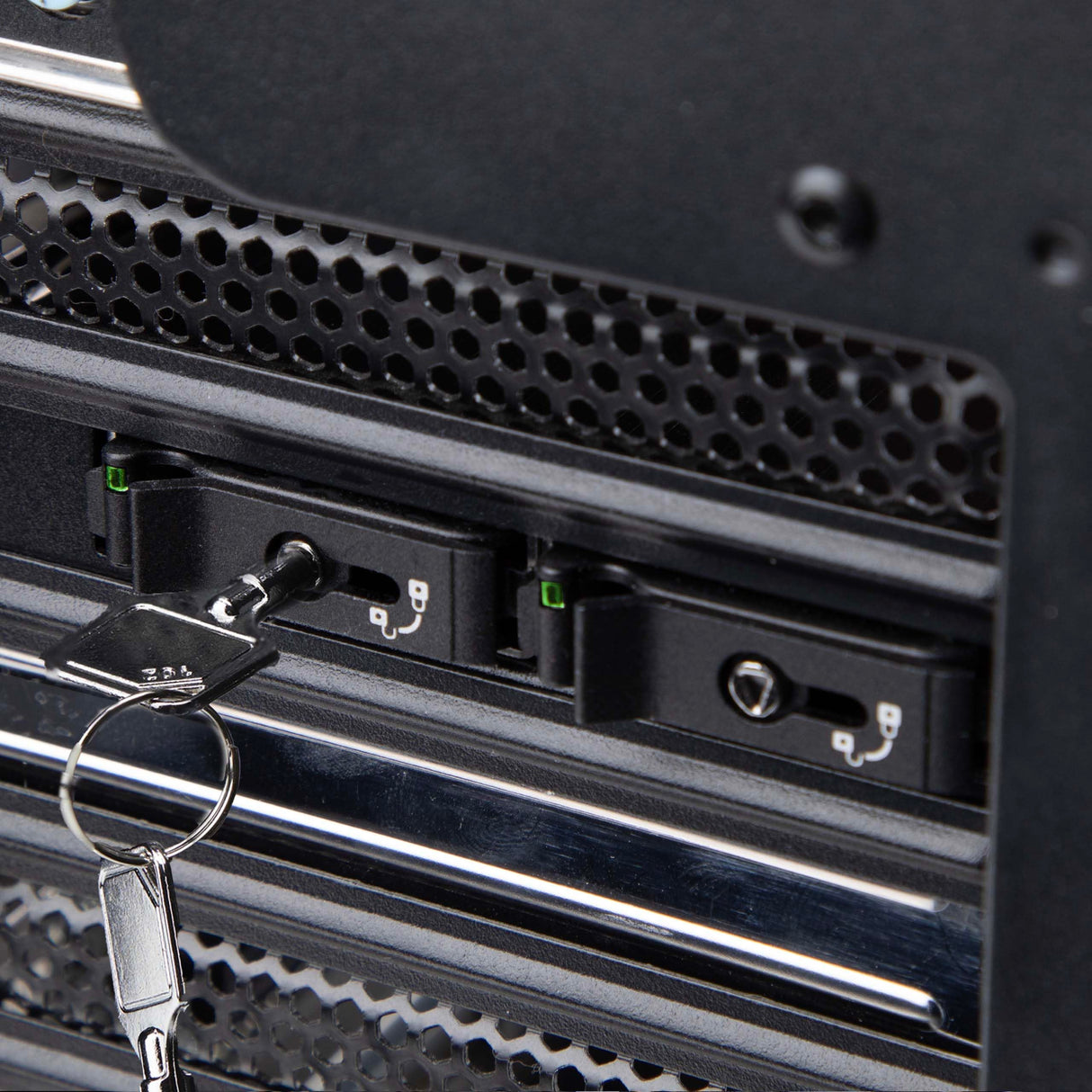 StarTech.com Tarjeta Rack Móvil de 2 Bahías para SSD NVMe M.2 a PCIe x8 - Requiere Bifurcación - Intercambio en Caliente